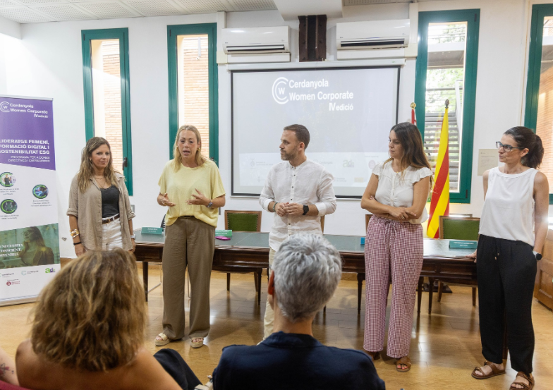 Representants de l'Ajuntament, d'ADE Vallès i les participants del Women Corporate durant l'acte de cloenda de la quarta edició del programa. Foto: Núria Puentes / Ajuntament de Cerdanyola.