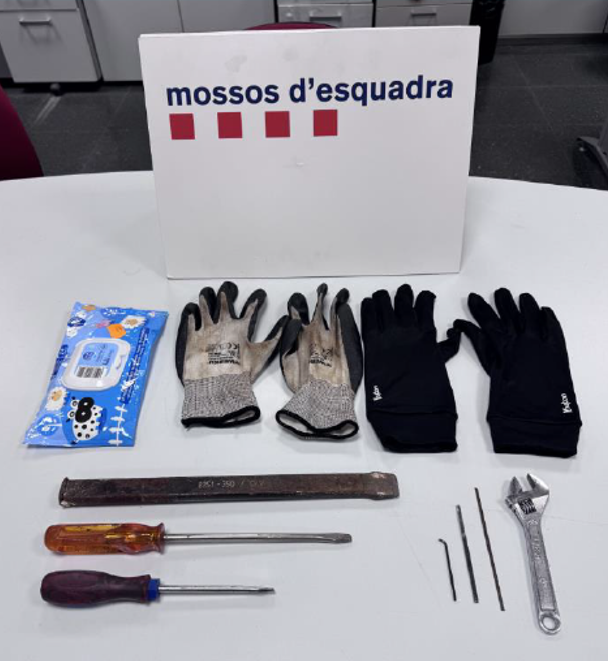 Eines requisades als detinguts. Foto: Mossos d'Esquadra