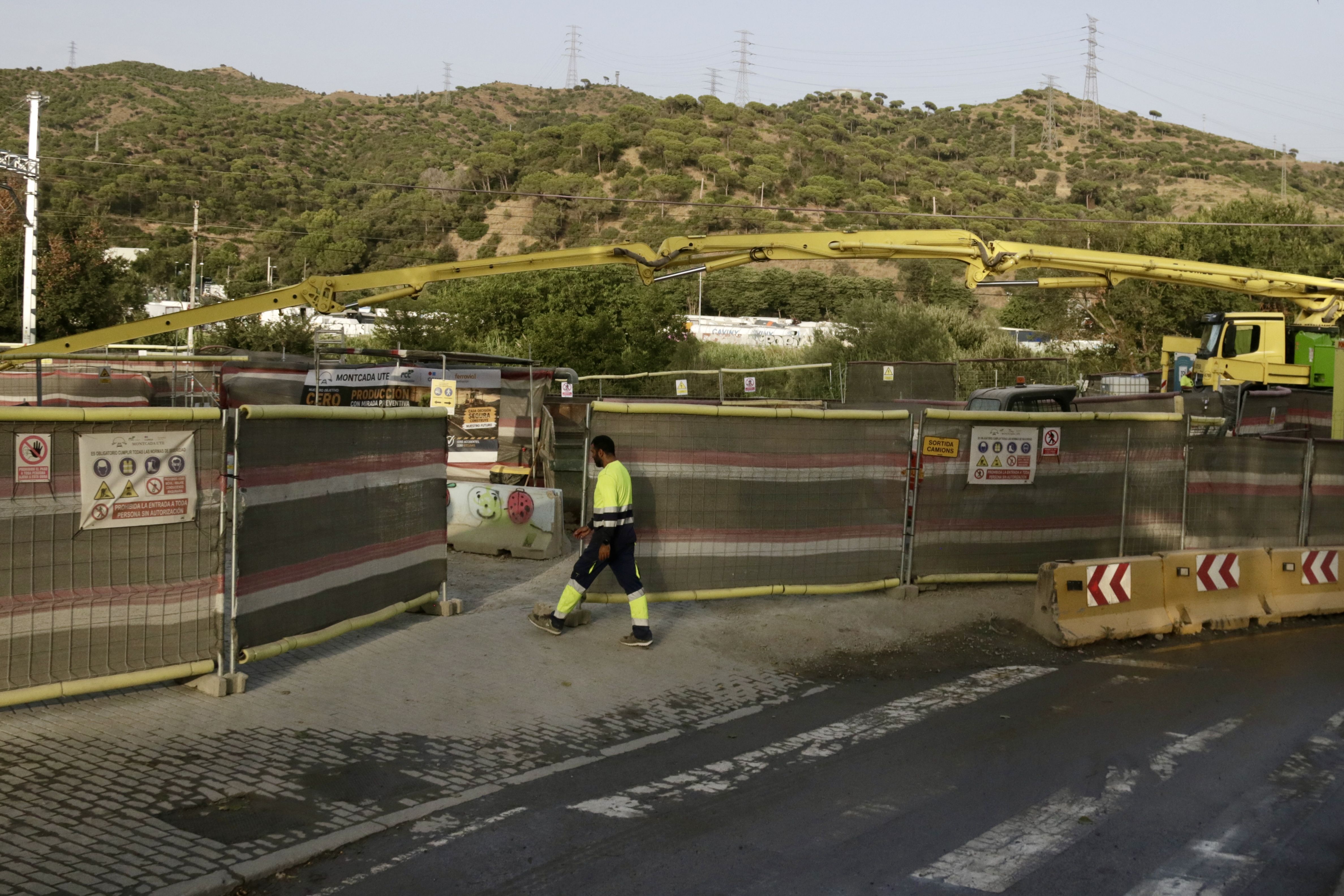 Un operari accedeix al recinte de les obres de soterrament de les vies de Montcada, aquest dimecres 22 de juliol FOTO: Jordi Pujolar (ACN)