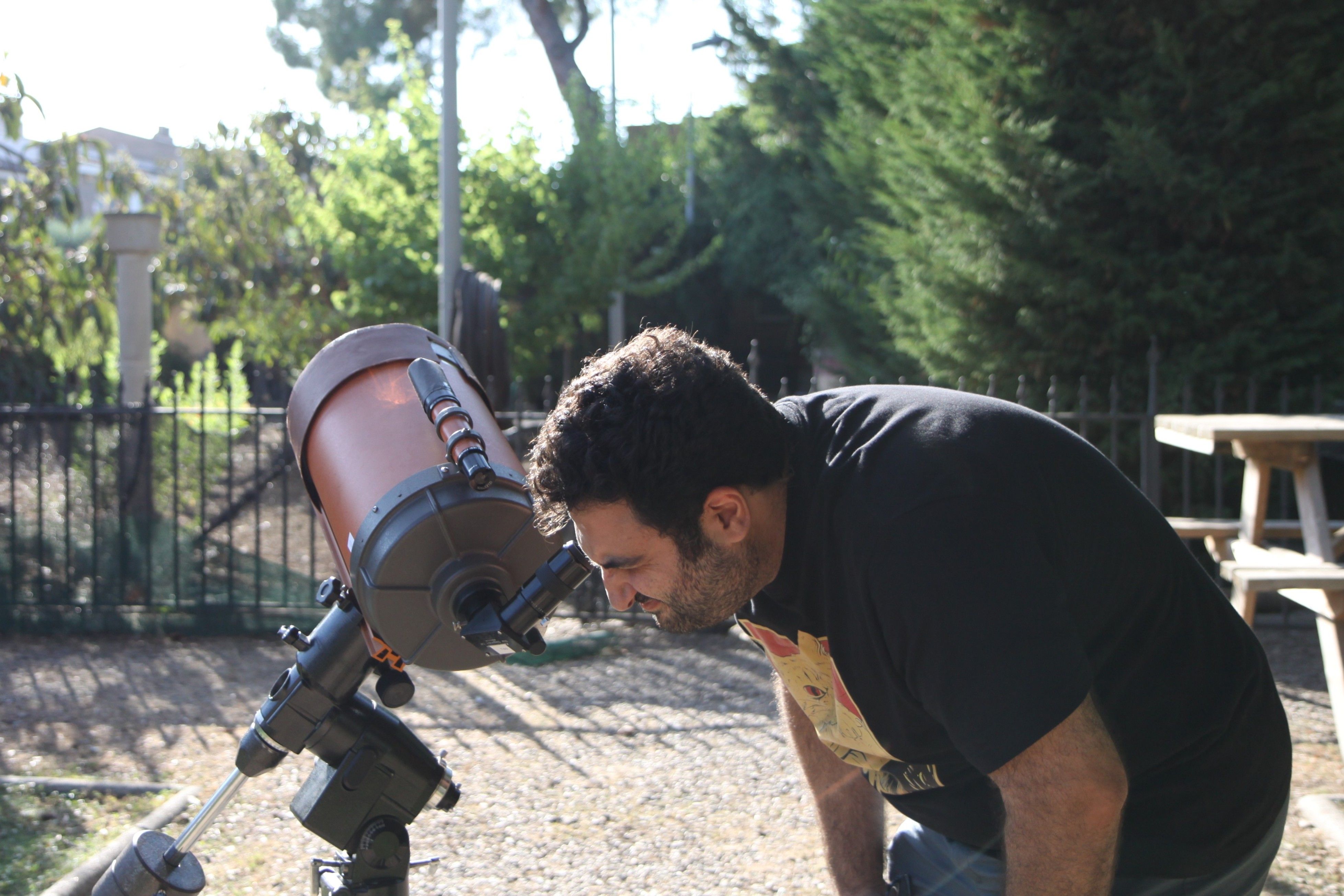Abans de la xerrada, el CSIC i l'Agrupació Astronòmica de Sabadell han acollit una sessió d'observació solar. Foto: Laia Jubany