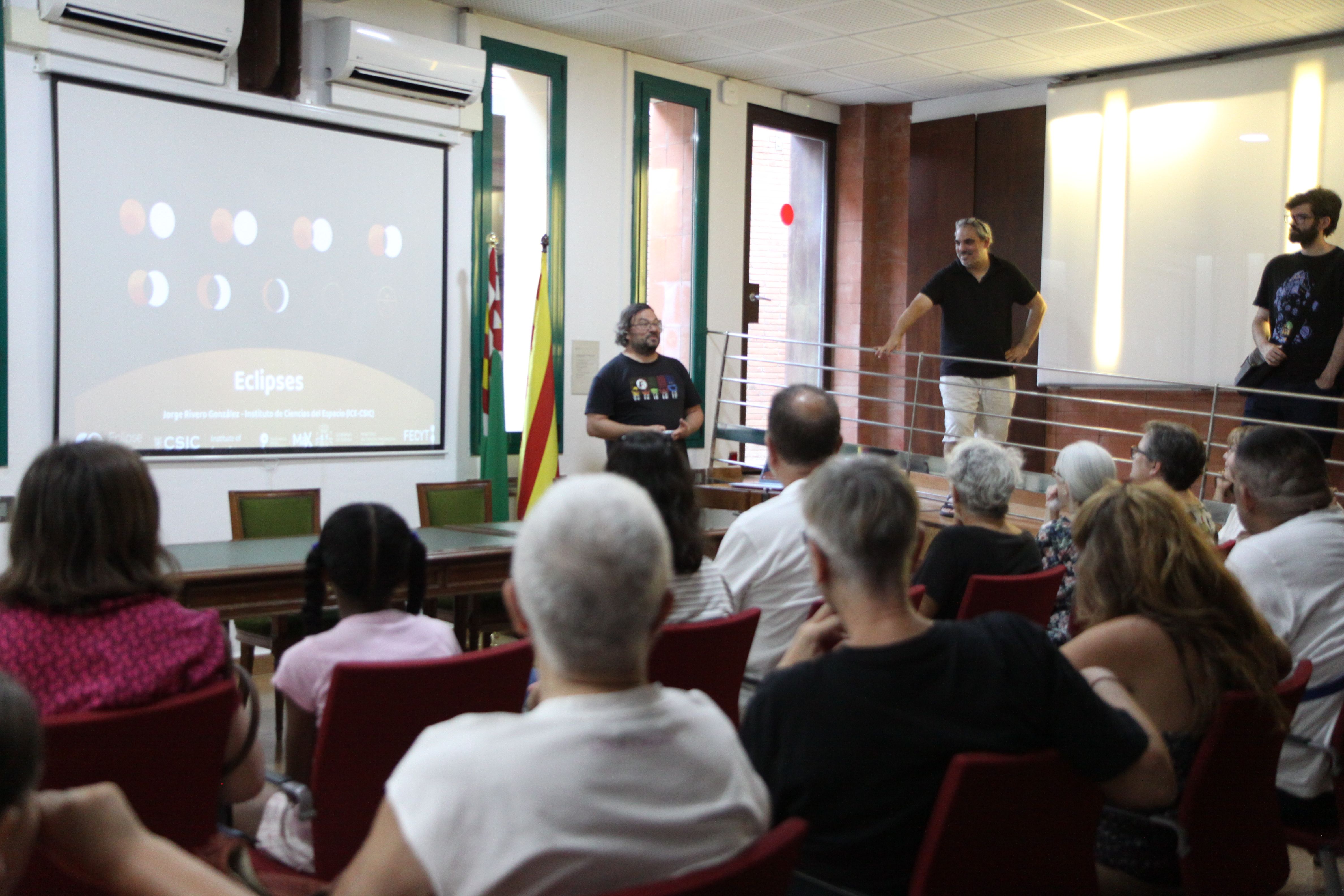 La sala Campoamor de Can Serra, plena, durant la xerrada sobre l'eclipsi. Foto: Laia Jubany