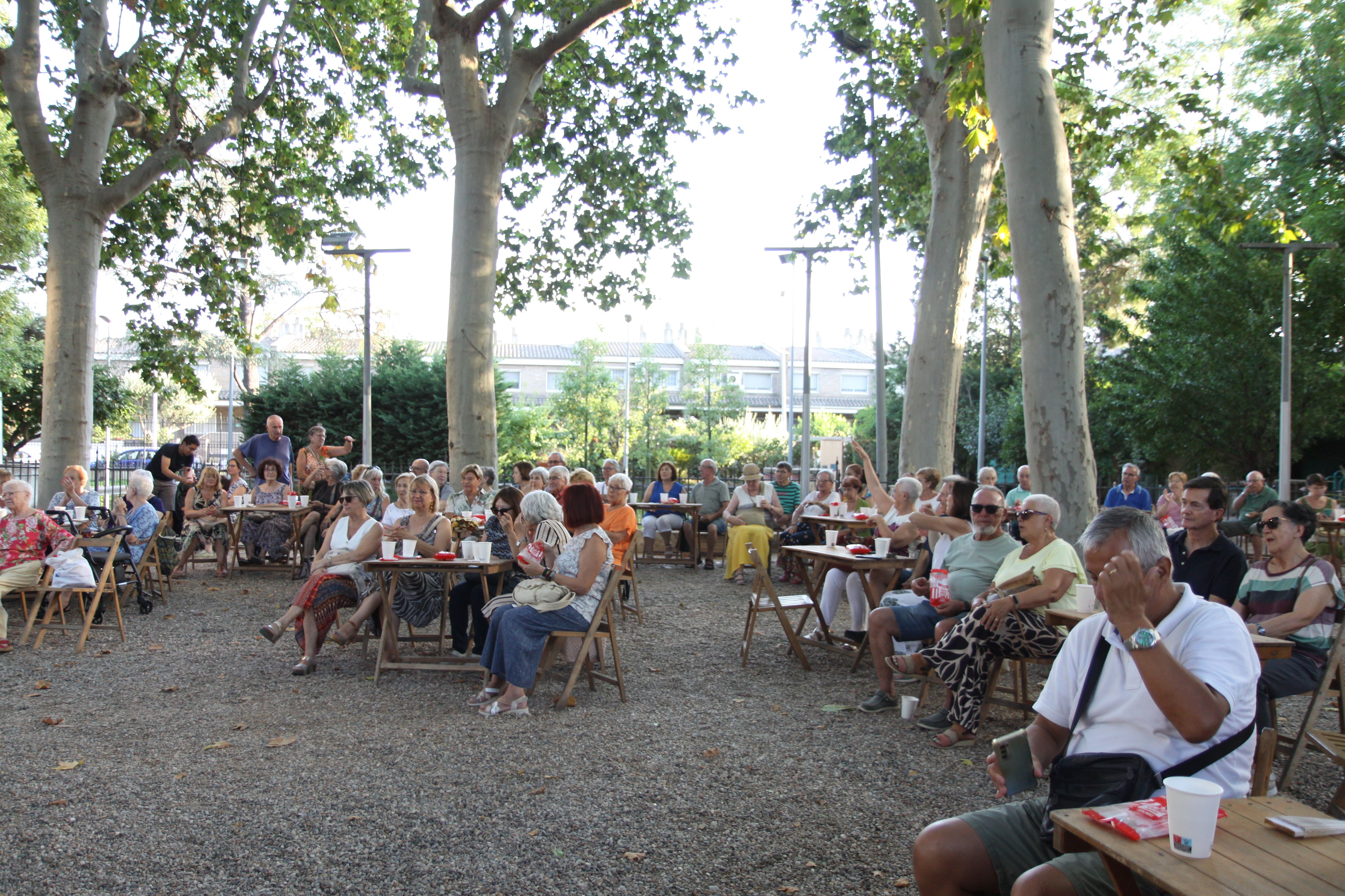 Els jardins de Can Serra, plens durant el concert a la fresca. Foto: Laia Jubany