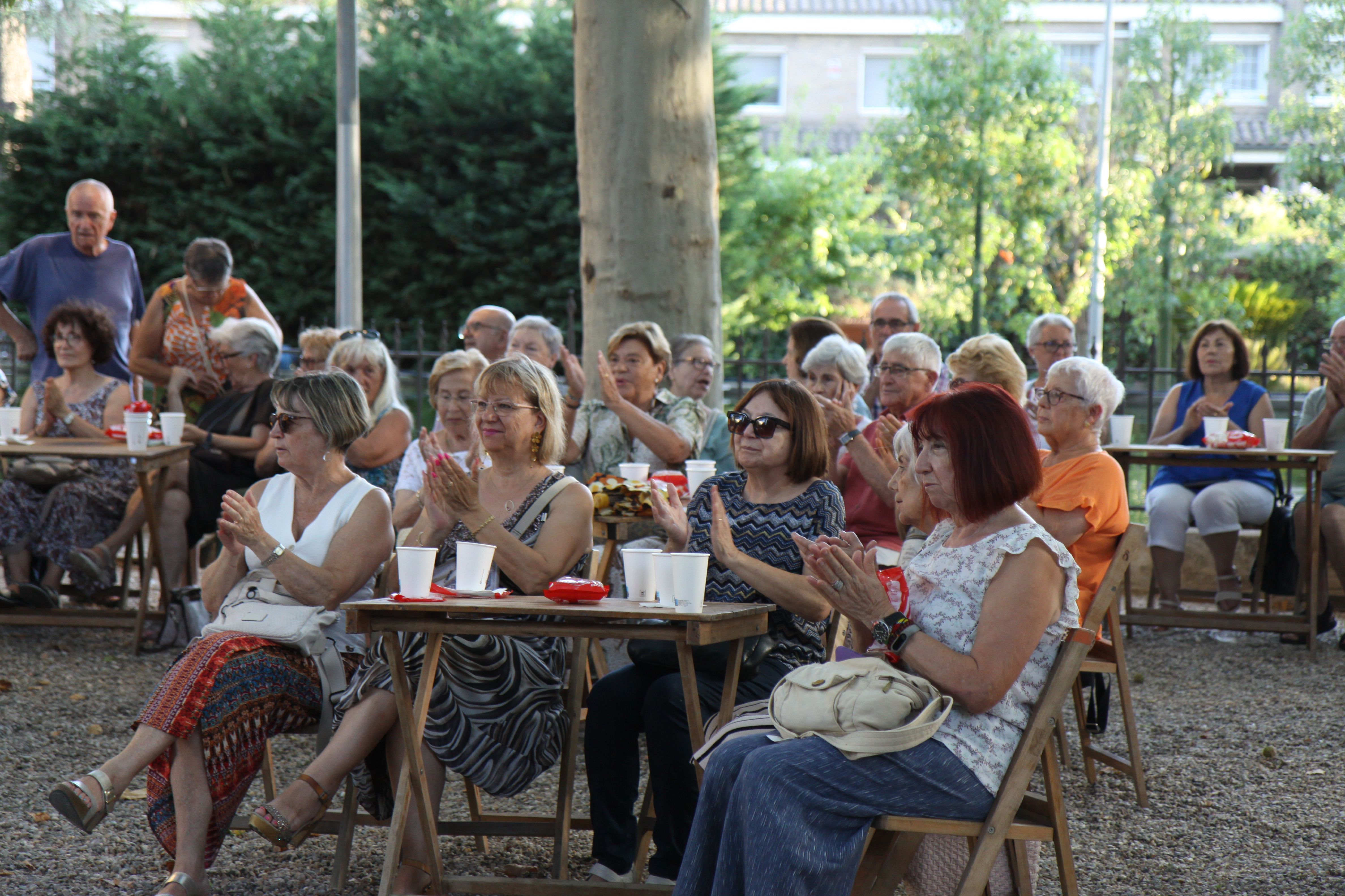Aplaudiments durant el concert a la fresca. Foto: Laia Jubany