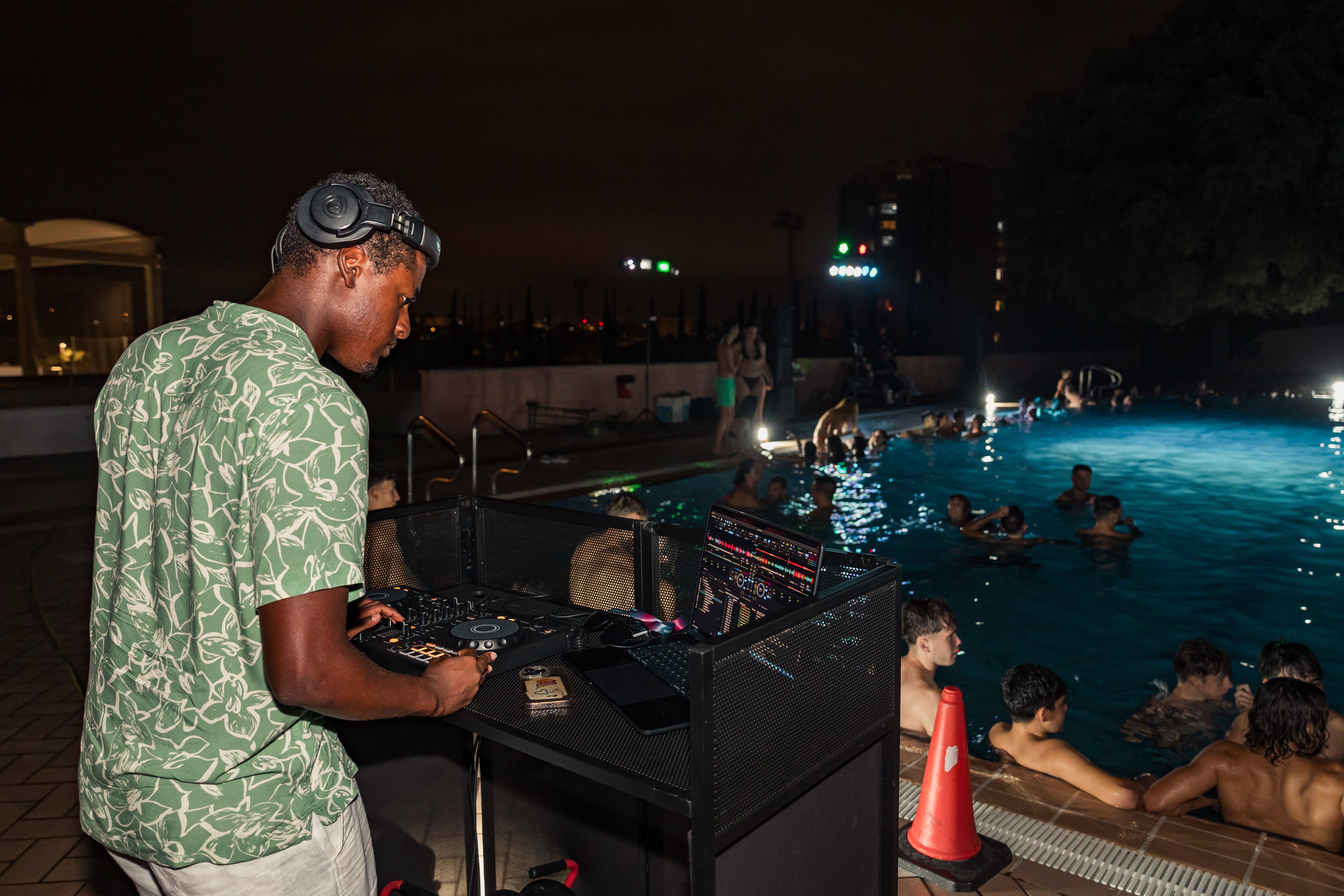 Música en marxa a la piscina de Les Fontetes. Foto: Arnau Padilla
