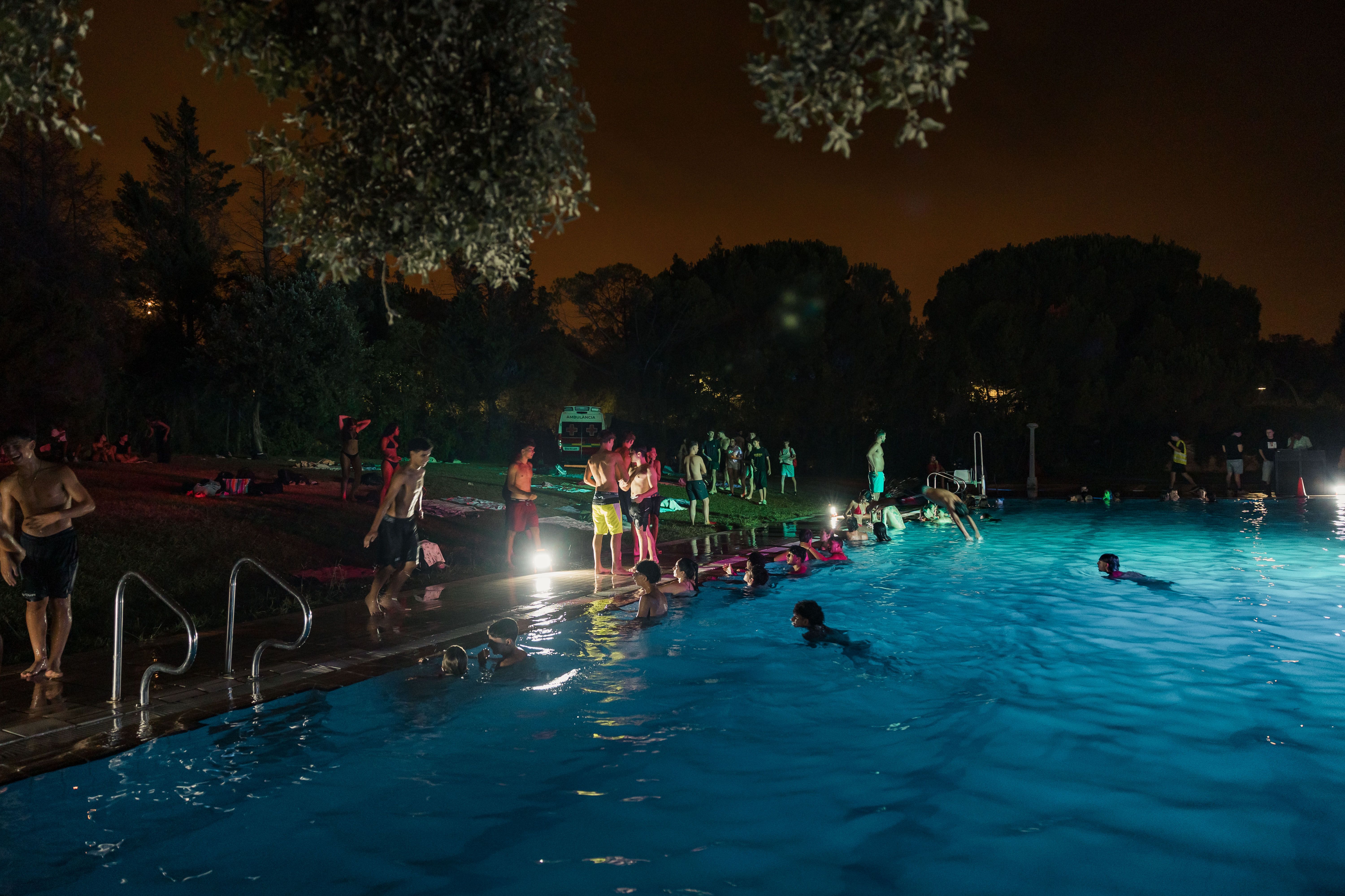 Piscina plena durant la batalla de DJ. Foto: Arnau Padilla