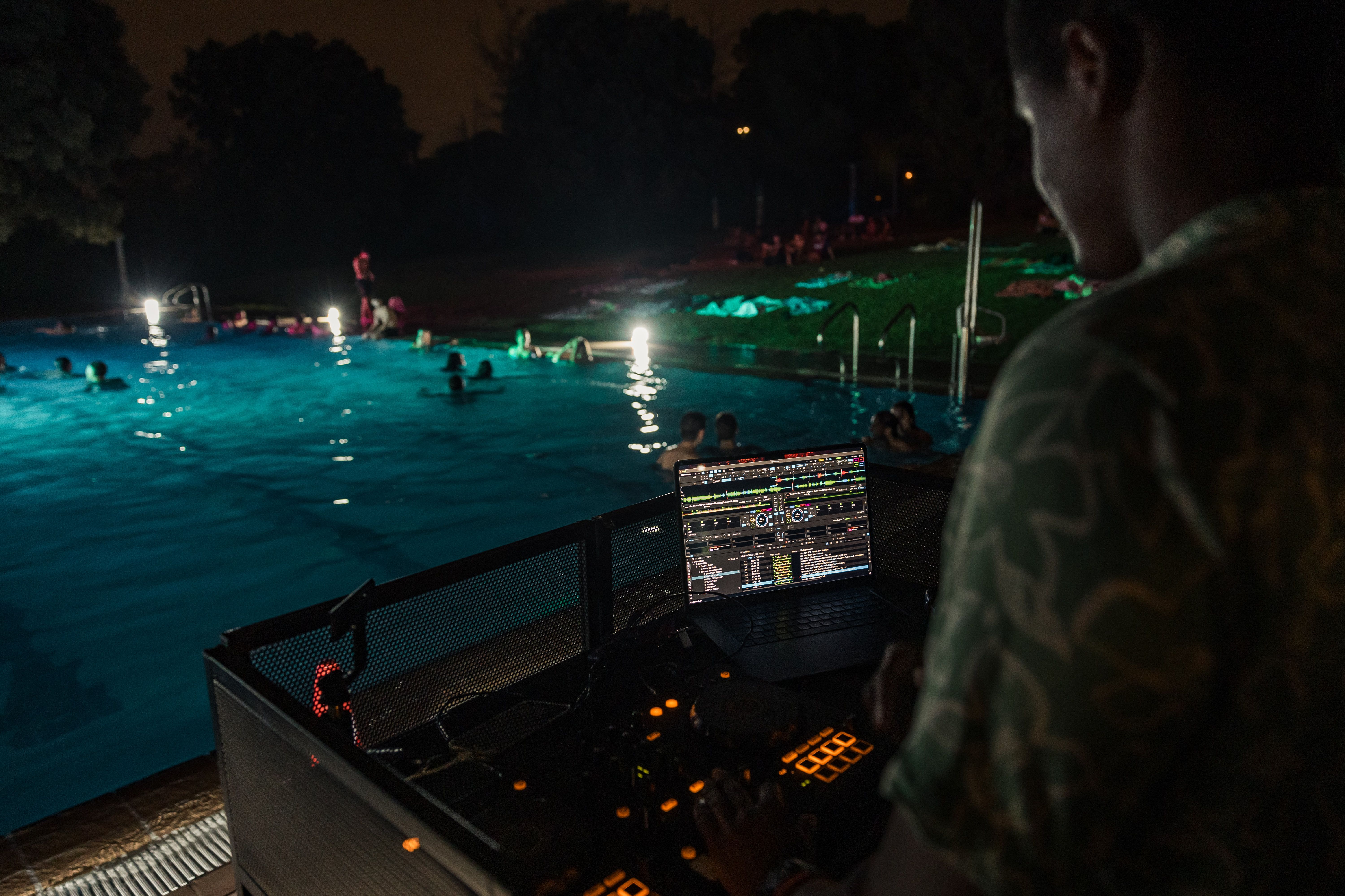Pool Battle DJ durant les Nits d'Estiu Jove. Foto: Arnau Padilla