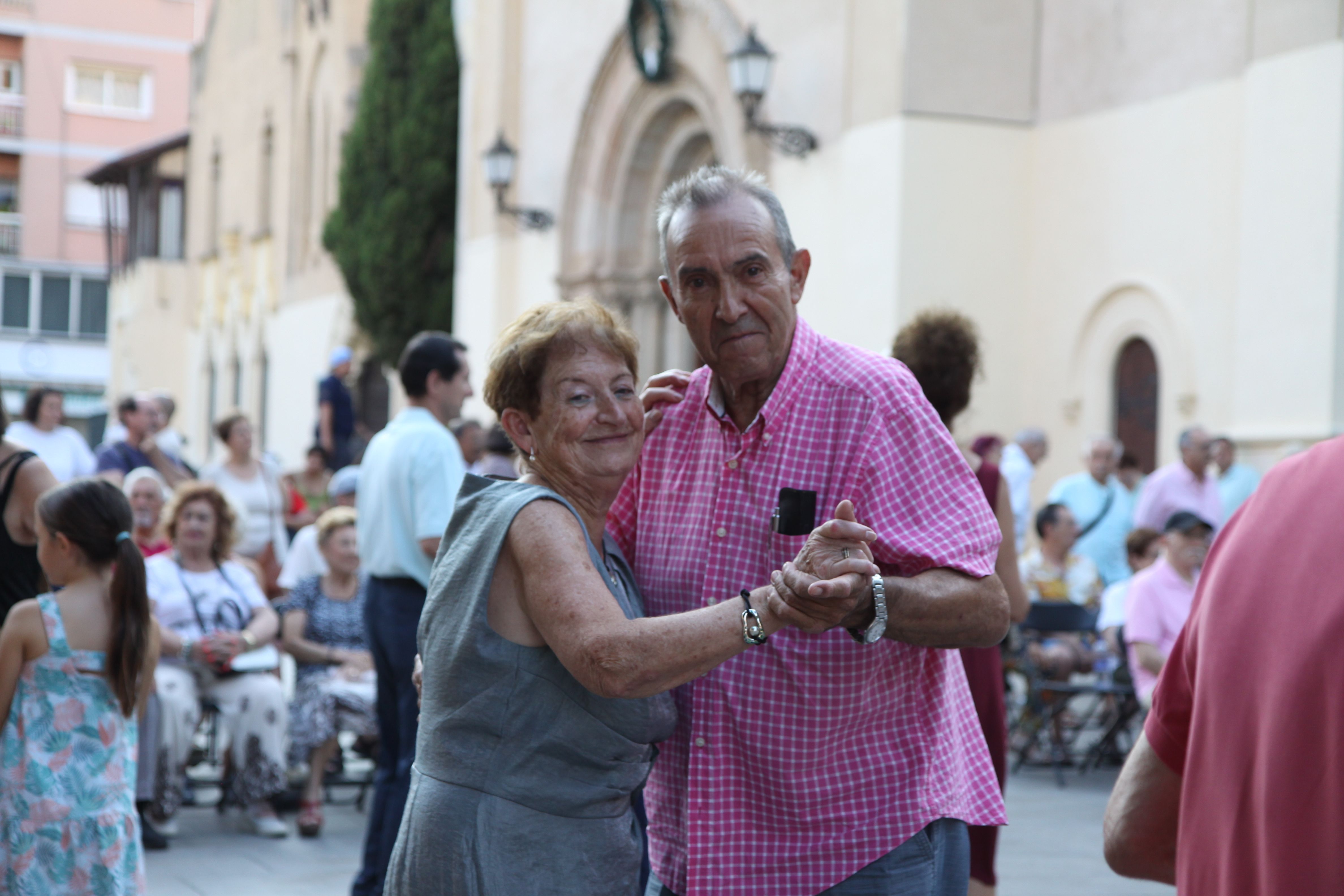 Parelles gaudint d'una mica de cumbia a l'Abat Oliba. Foto: Laia Jubany
