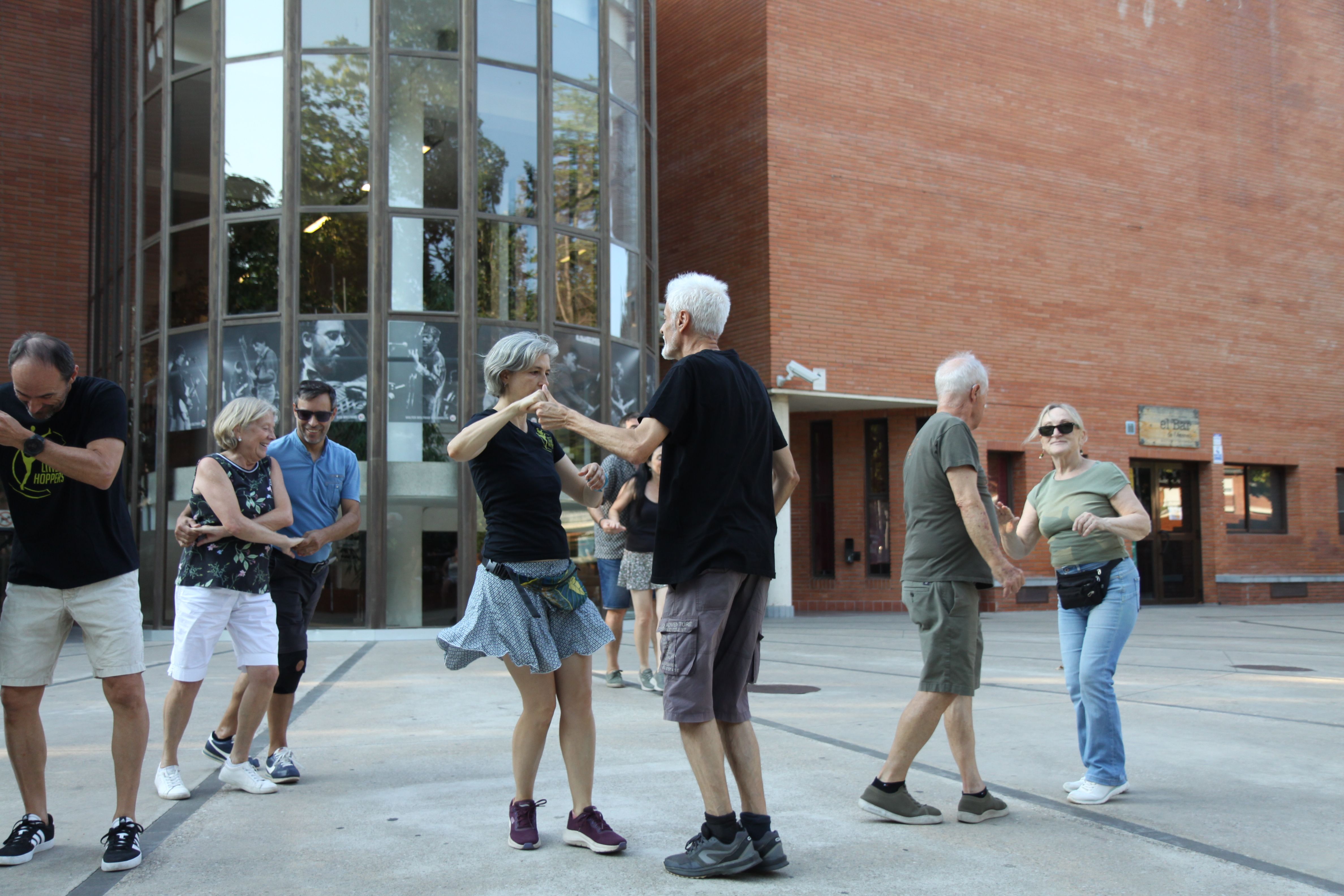 La plaça de l'Ateneu plena amb els Lindy Hoppers. Foto: Laia Jubany