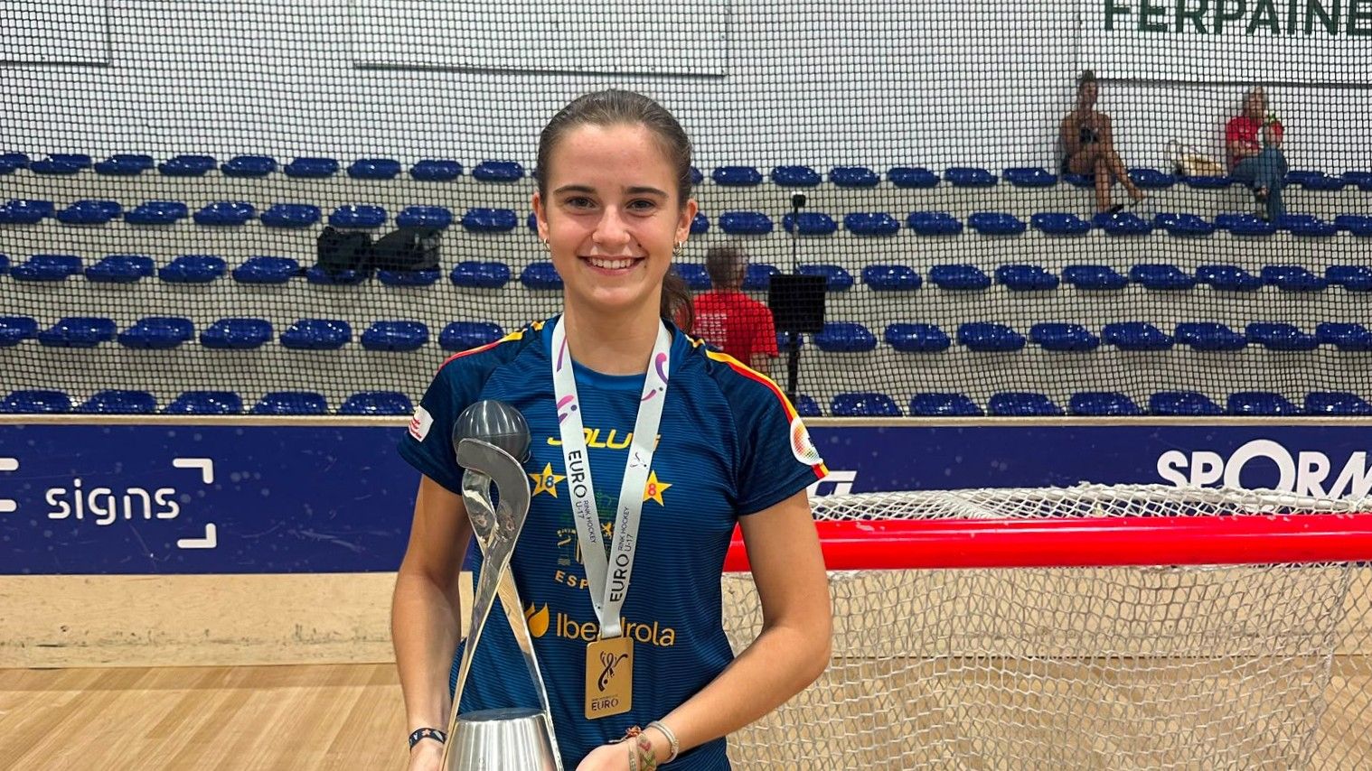 Mariona Fernández amb la copa de l'Europeu Sub-17. Foto: Cedida pel Cerdanyola CH