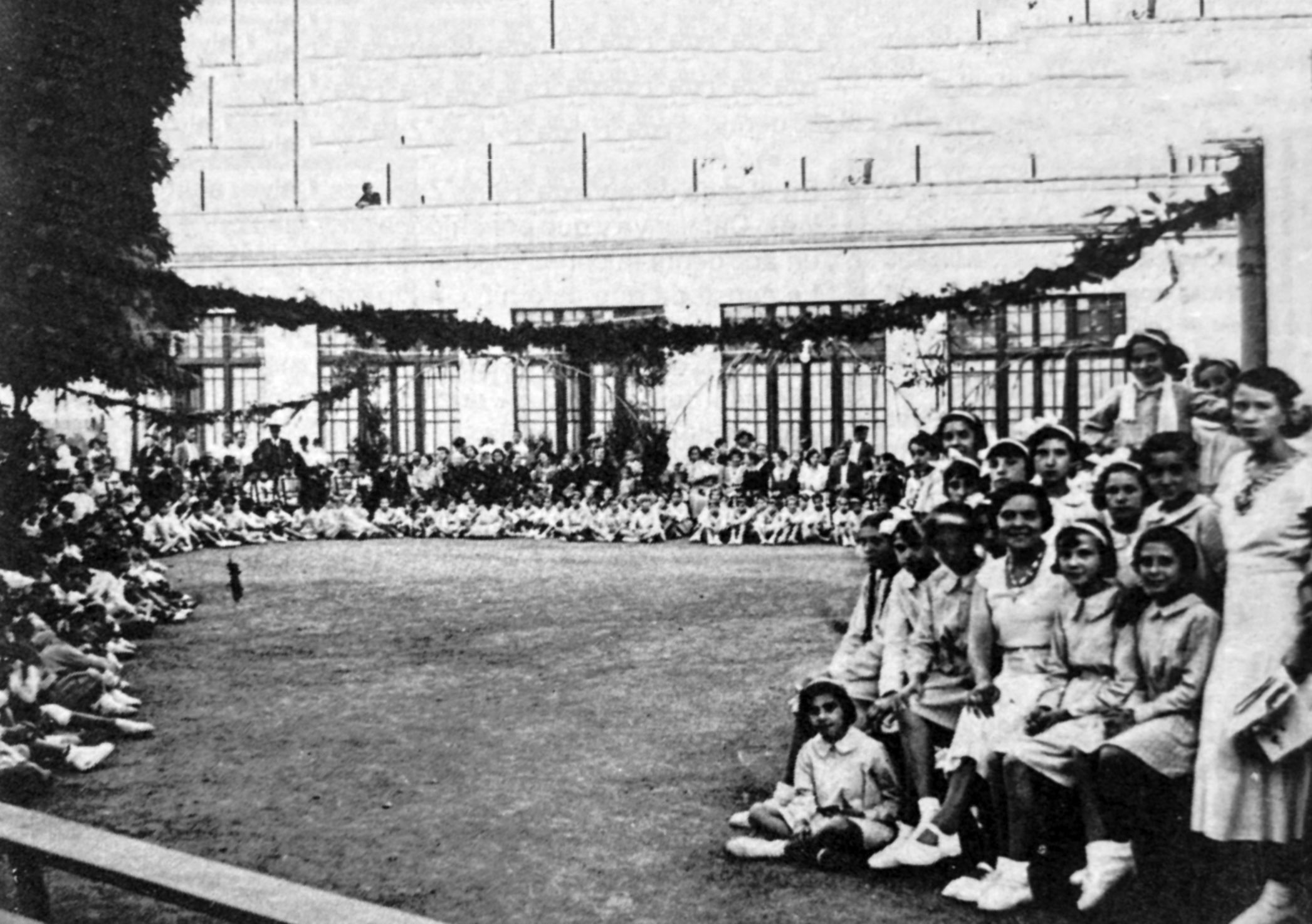 Alumnes i mestres de la Colònia Flor de Maig durant una jornada escolar, amb la mestra republicana Isabel Sarrablo, directora de la Colònia entre el 1933 i el 1936. Foto: Arxiu Mimó, cedida pel GREC