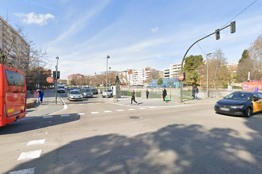 Cruïlla on es troben el passeig Acàcies i l'av de la Primavera. Foto: Google Maps