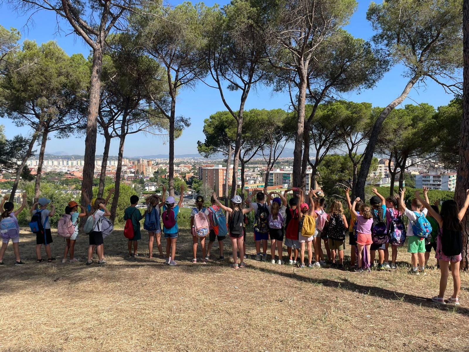 Infants del Casal d'Estiu de l'Escola Collserola gaudint d'una sortida. Foto: Cedida