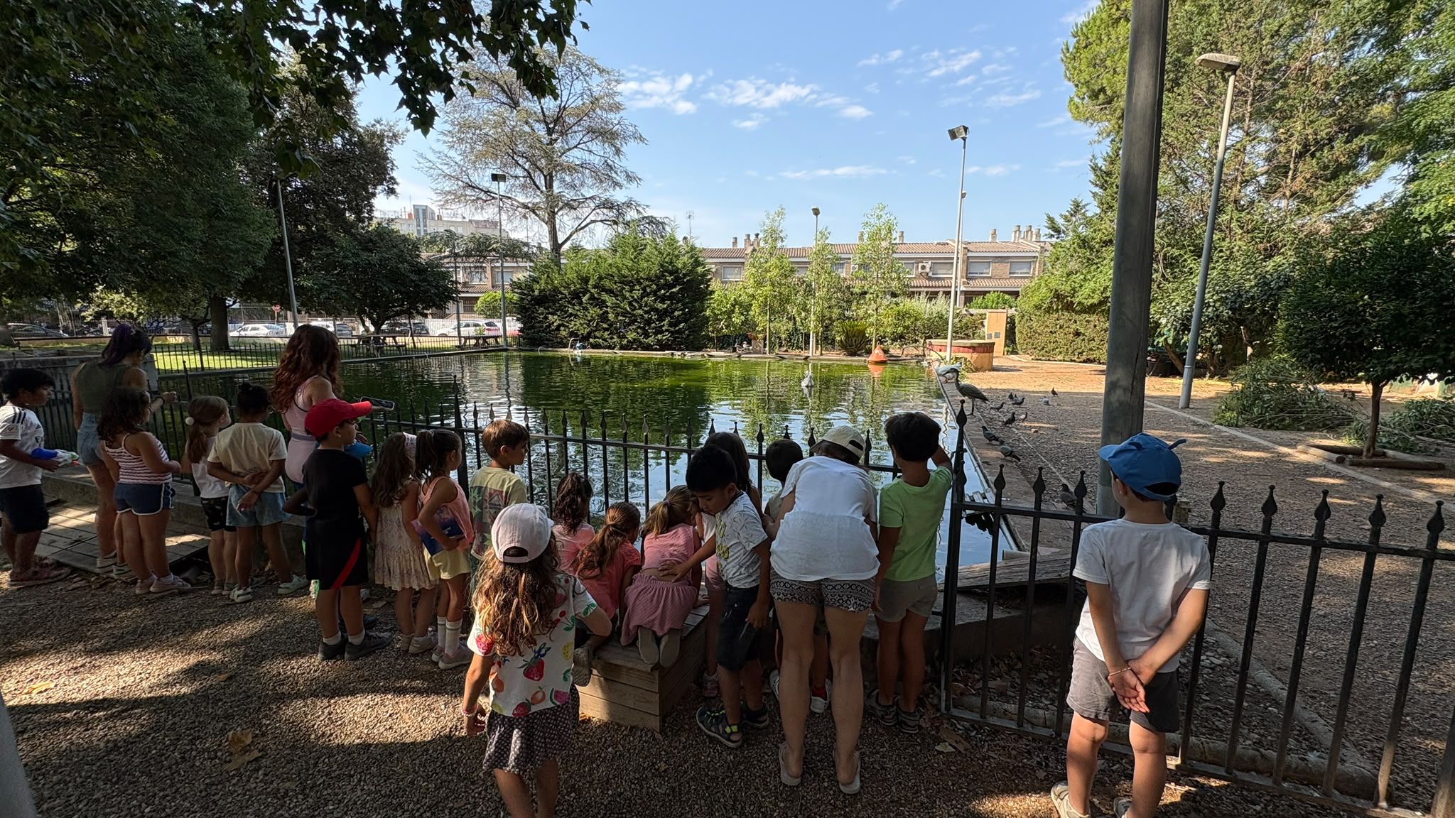Infants del casal de l'Escola Serraparera descobrint els jardins de Can Serra. Foto: Cedida