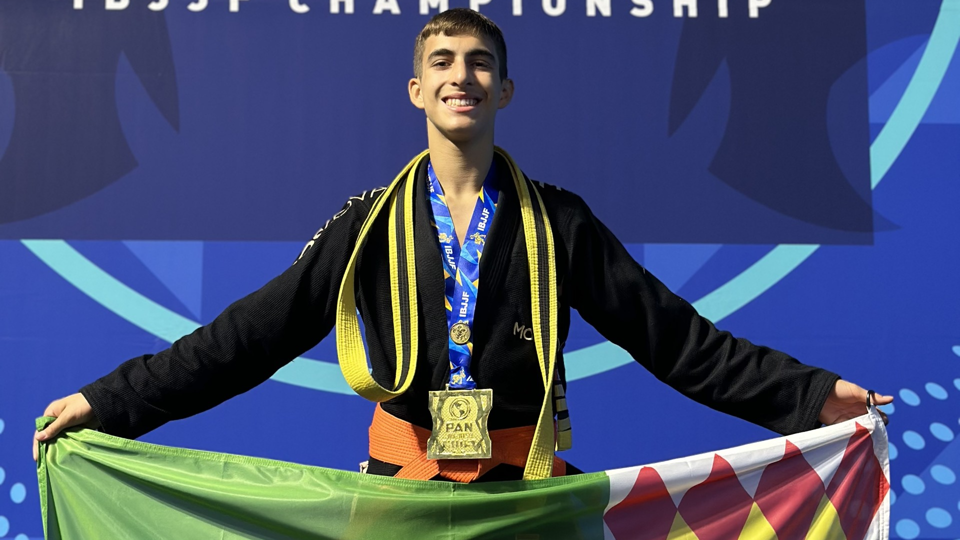 Sergio Calderón amb la bandera de Cerdanyola al Pan Kids 2026. Foto: Cedida