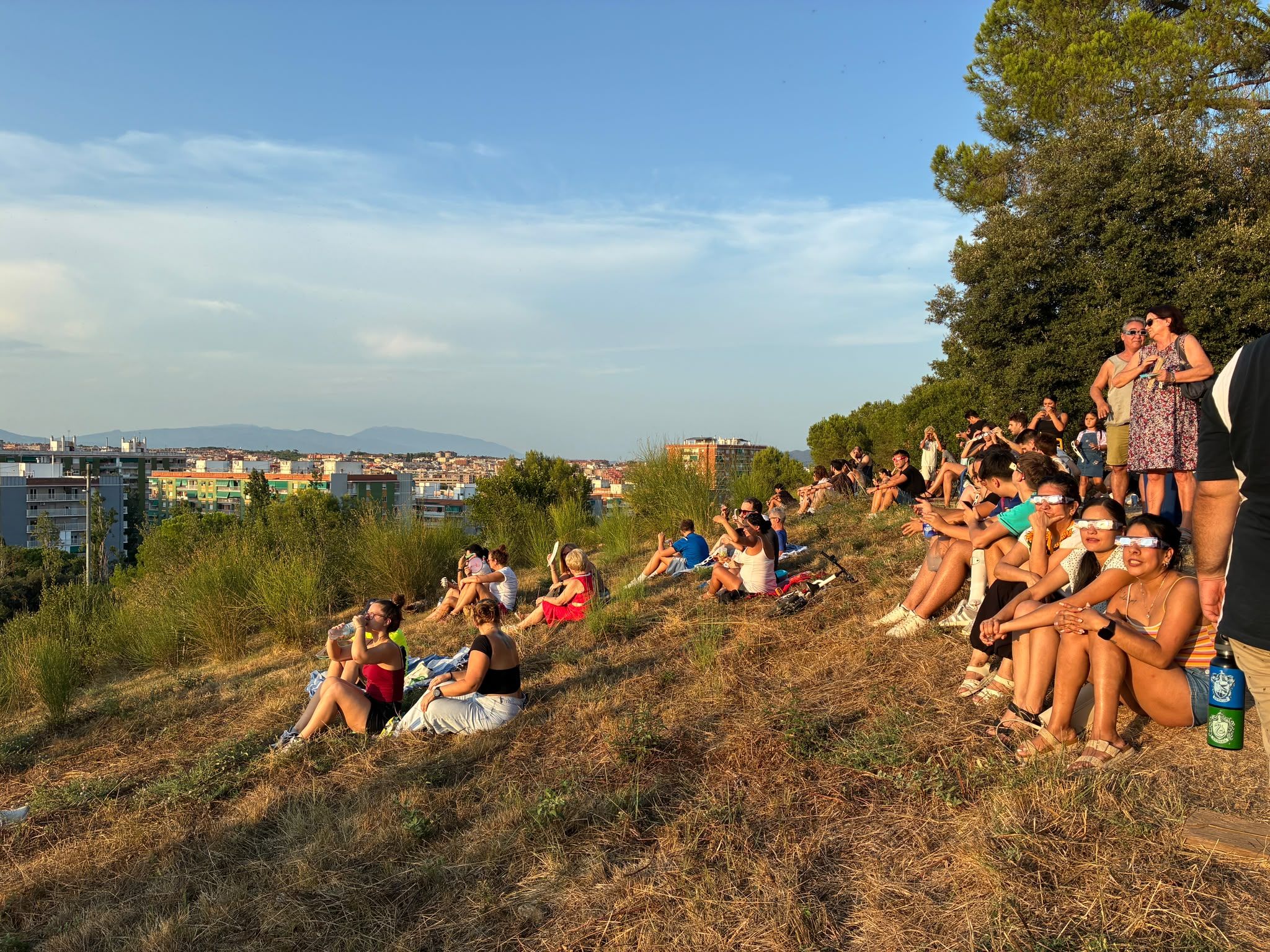 Centenars de persones s'han arreplegat al Parc del Turonet per gaudir de l'eclipsi solar. Foto: Laia Jubany