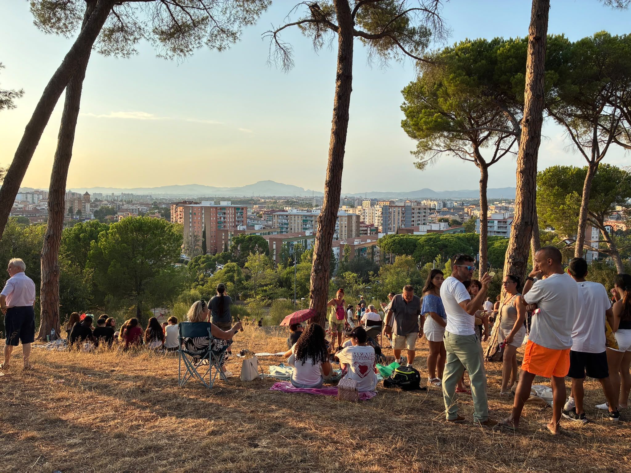 Centenars de persones s'han arreplegat al Parc del Turonet per gaudir de l'eclipsi solar. Foto: Laia Jubany