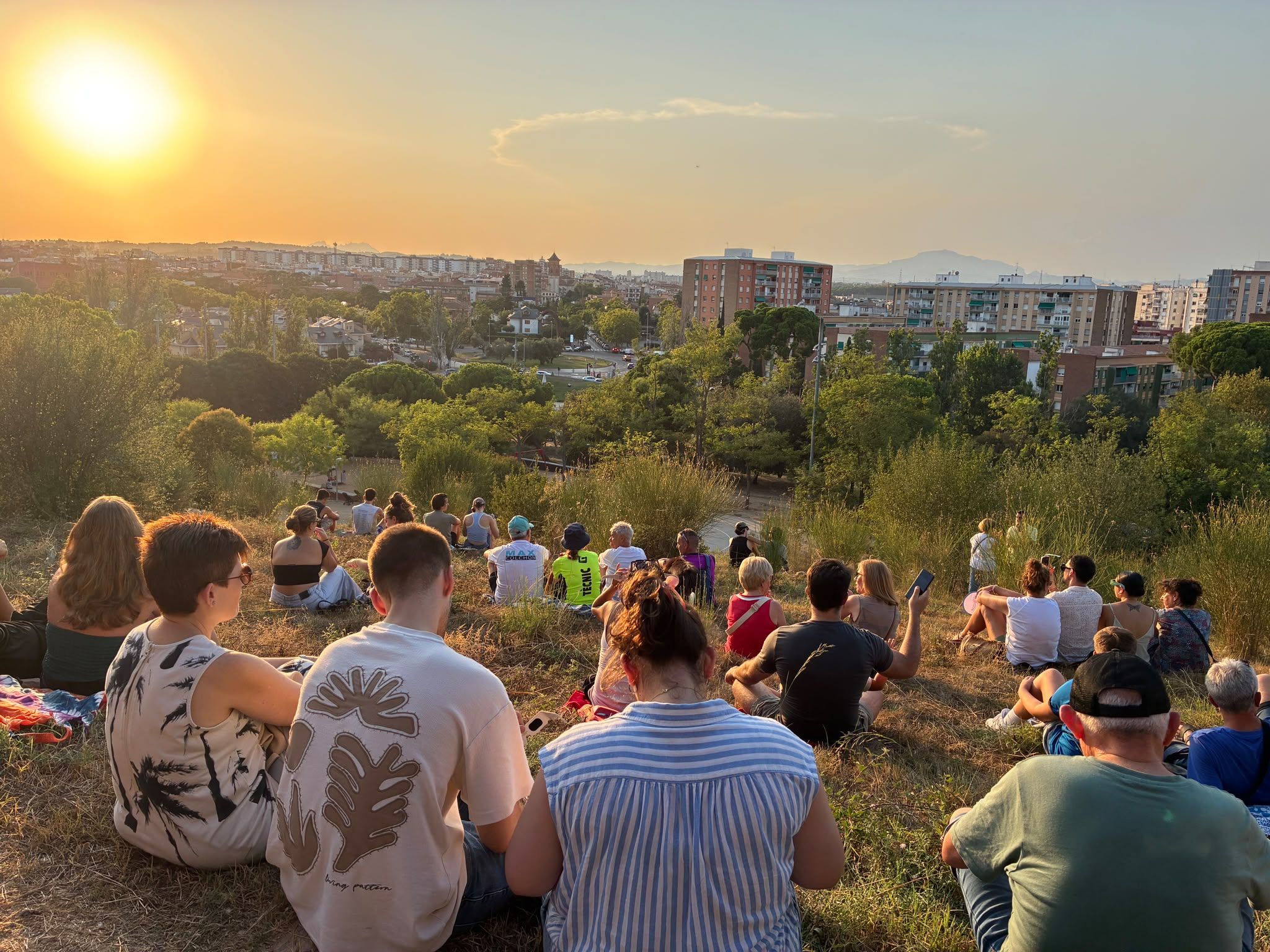 Centenars de persones s'han arreplegat al Parc del Turonet per gaudir de l'eclipsi solar. Foto: Laia Jubany