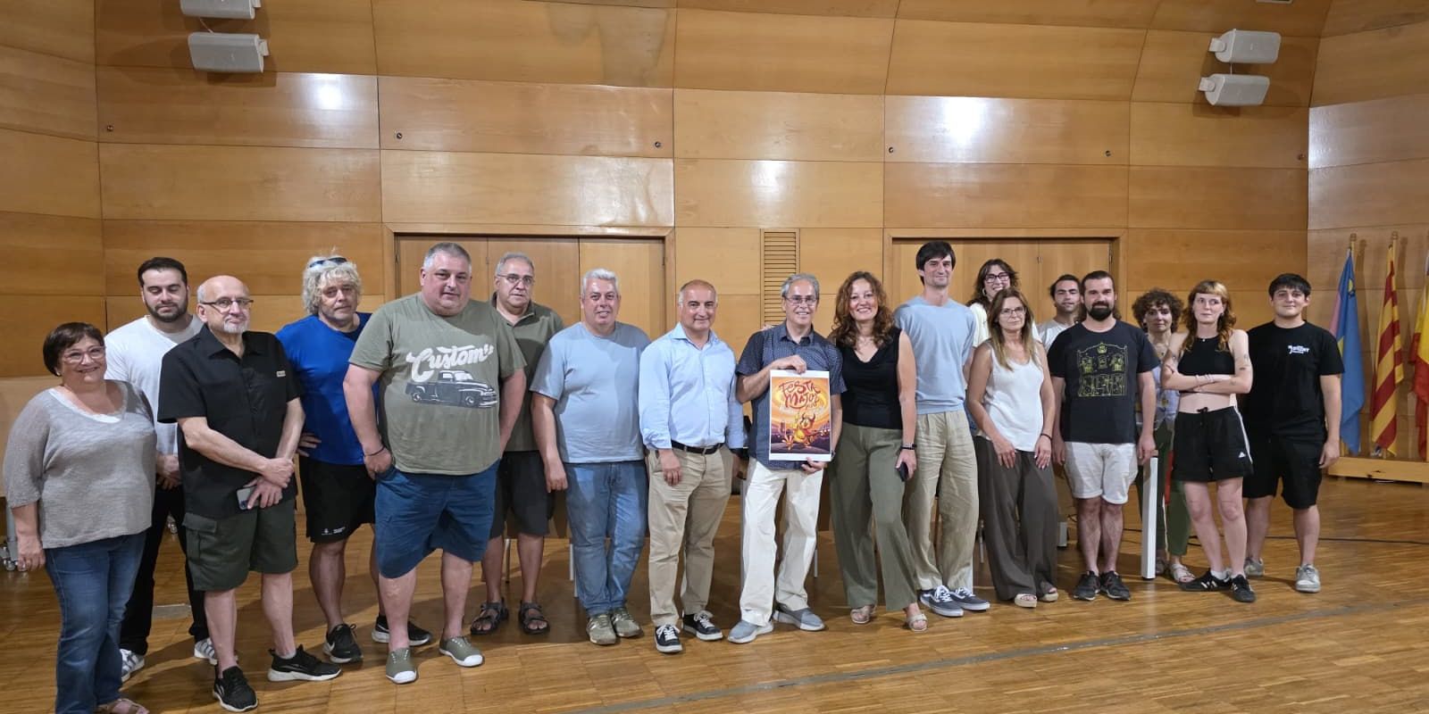La comissió de la Festa Major de Ripollet amb el Sánchez i el seu cartell. FOTO: Marc Mata