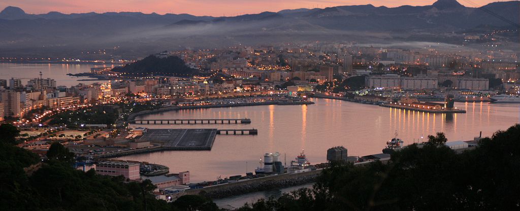 Vista aèria de Ceuta i la badia nord des del mont Hacho l'any 2008. Foto: Víctor Fernández Salinas