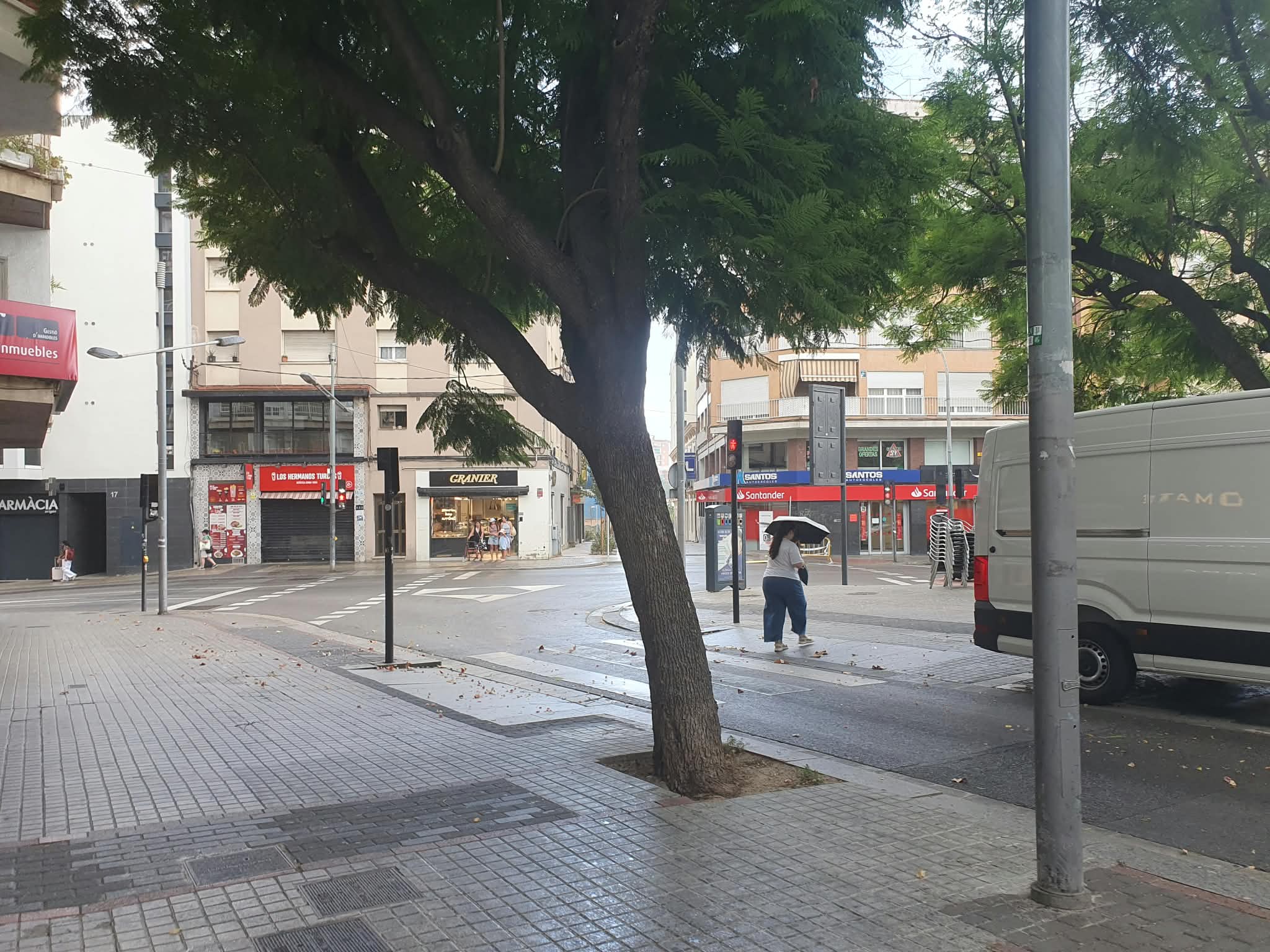 Una dona camina per l'avinguda Catalunya, aquest dijous, mentre la tempesta passa de llarg. FOTO: Judit Josa