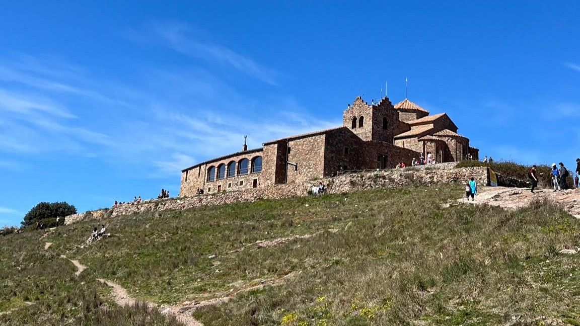 El cim de la Mola és un dels llocs més icònics per veure la posta de sol a la comarca. Foto: Laia Jubany