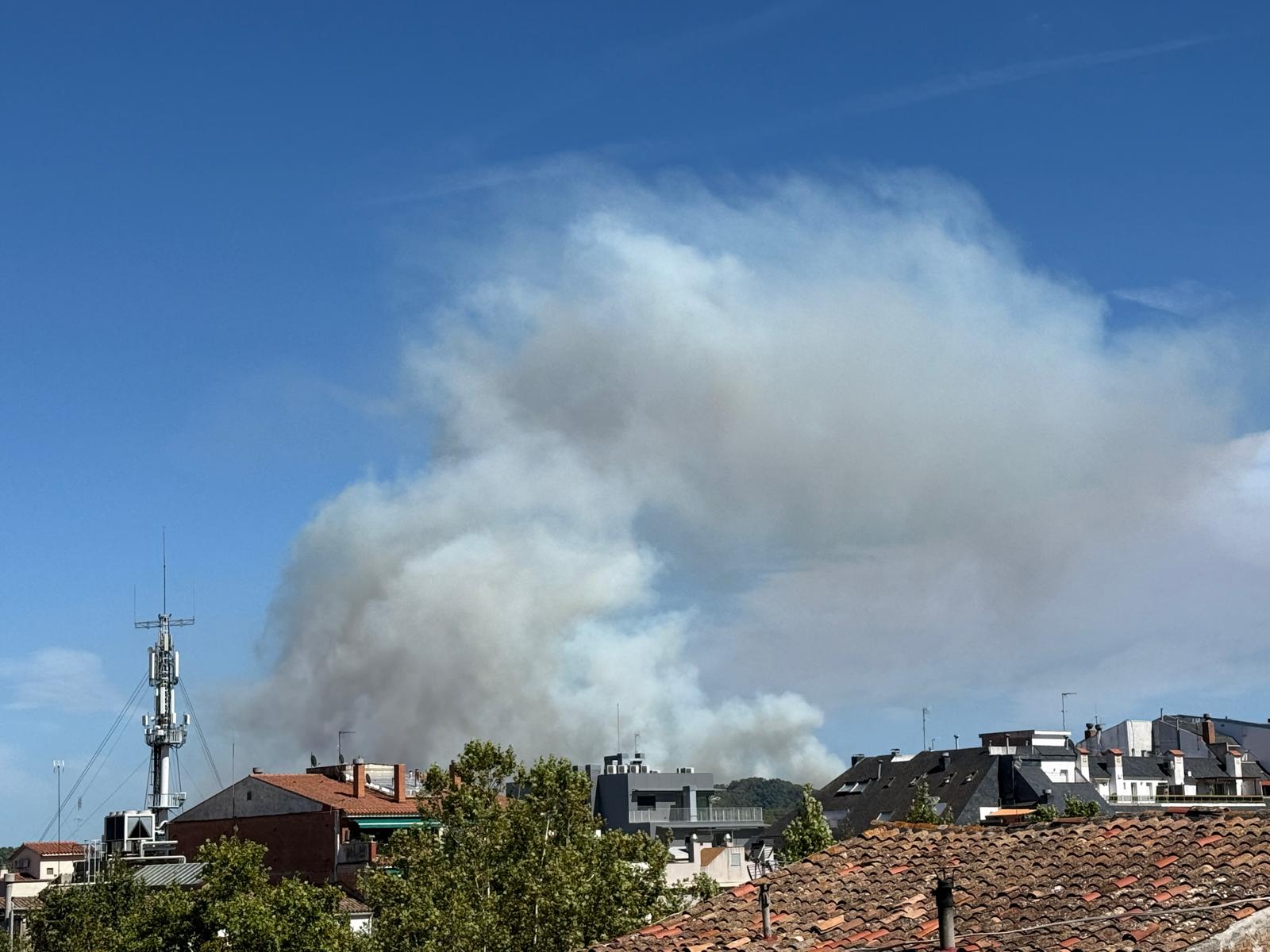 La columna de fum encara és visible al vespre. FOTO: Cedida/TOT Cerdanyola