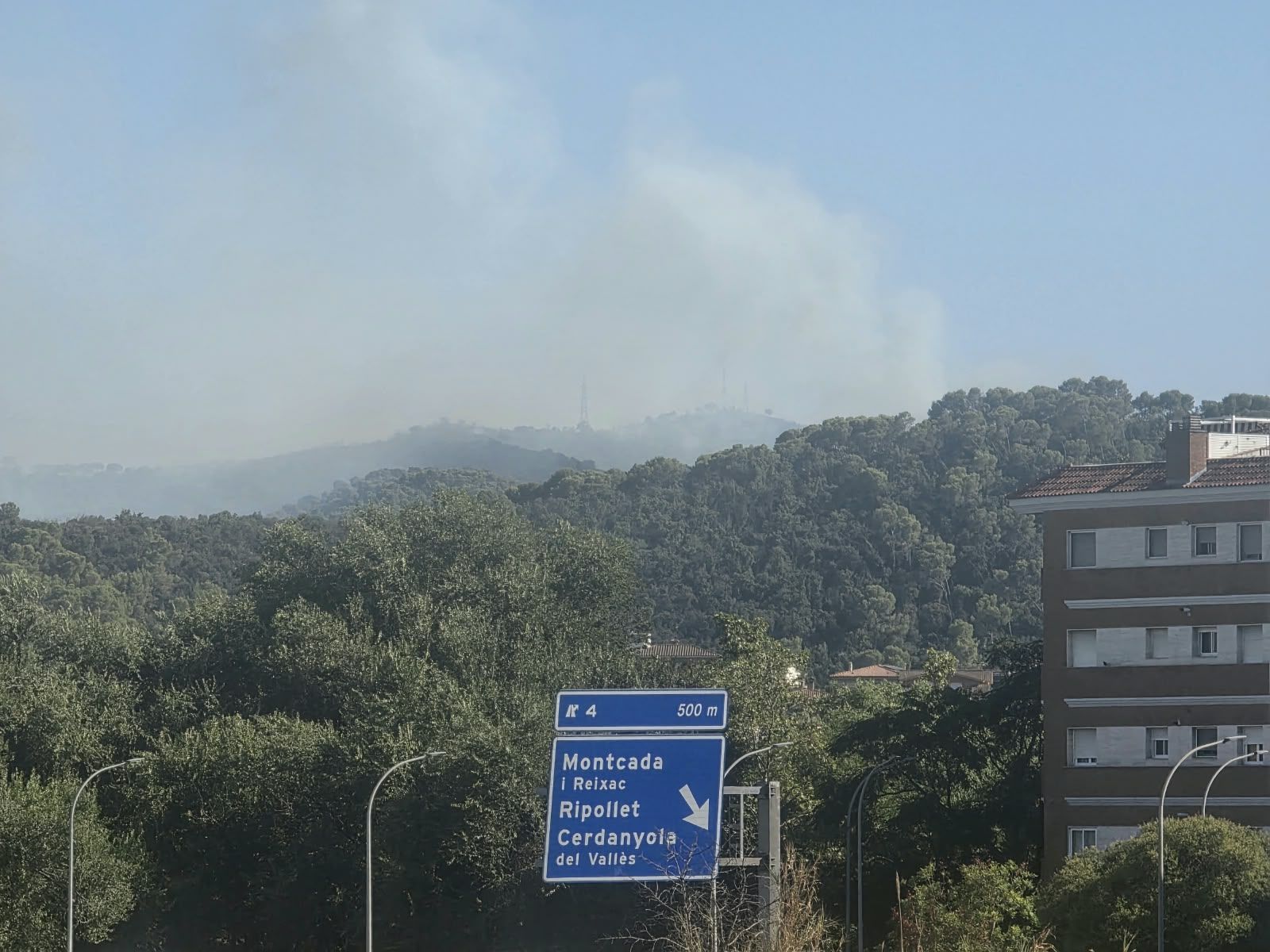 La columna de fum, visible des de la C-58. FOTO: Marc Mata/TOT Cerdanyola