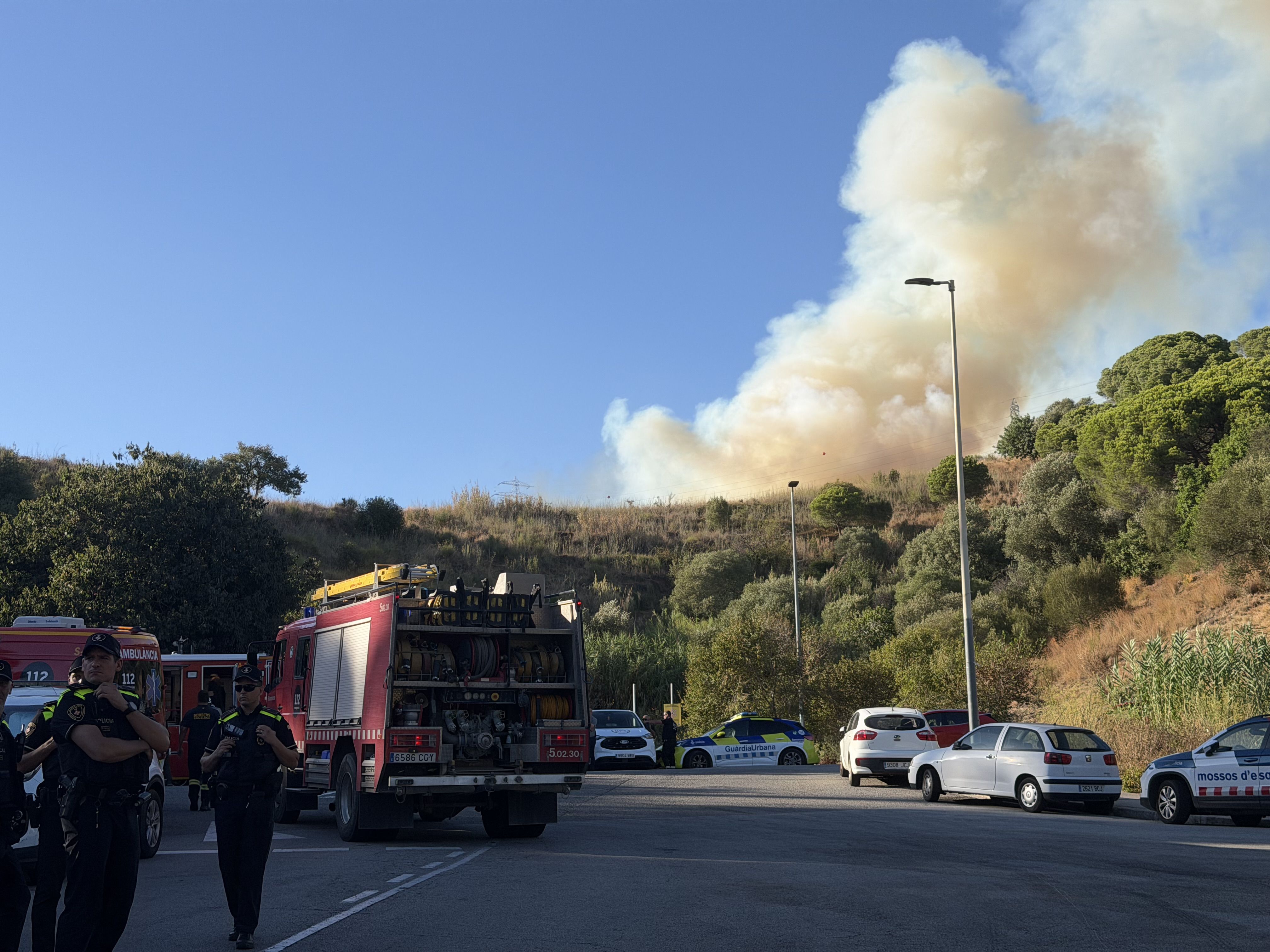 El fum s'enfila sobre el vessant de Canyelles. FOTO: ANC
