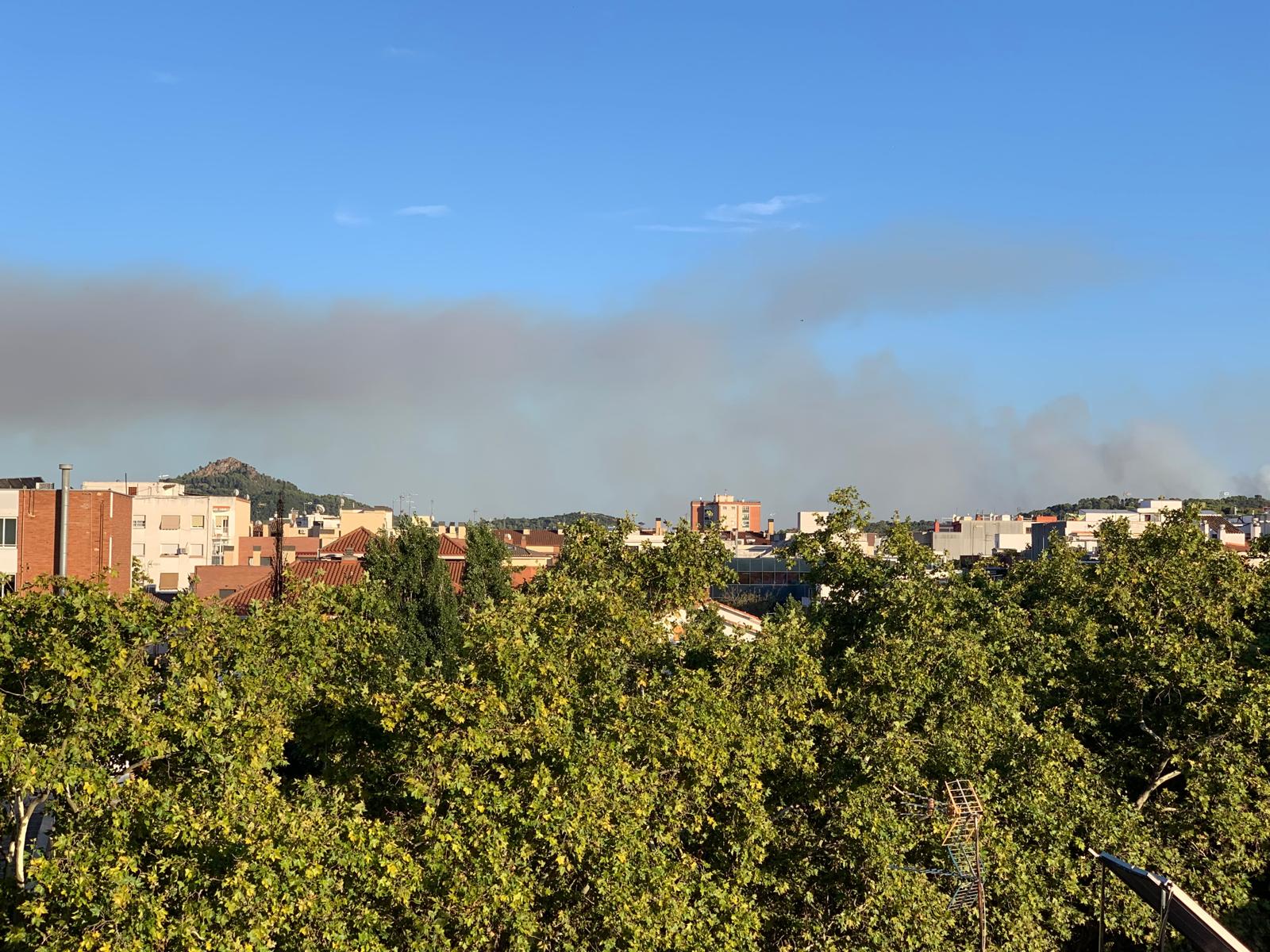 L'incendi vist des del barri de Can Xarau. FOTO: Judit Josa /TOT Cerdanyola