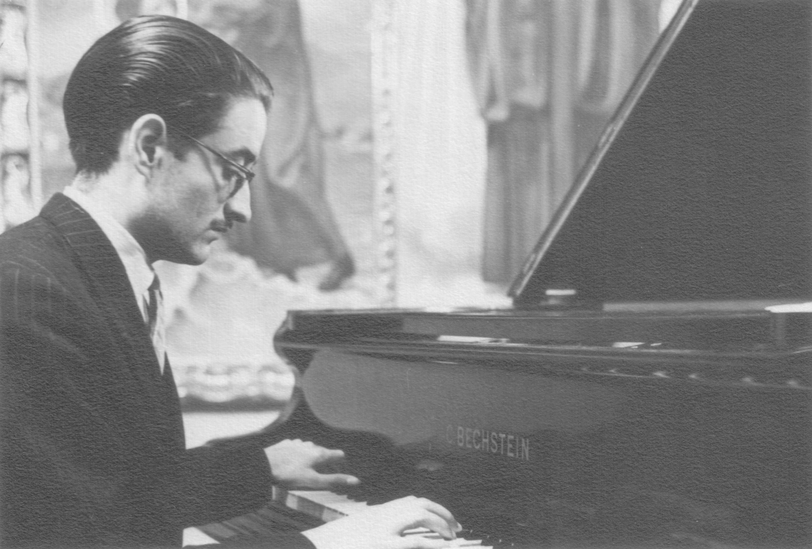 1945: Jaume Padrós, de jove, tocant el piano a Montserrat. Foto: Cedida