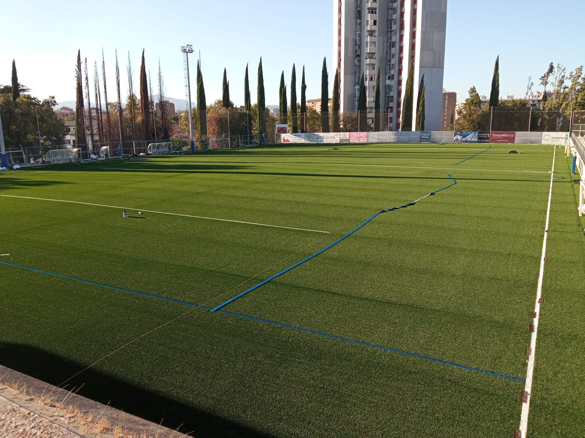 Nova gespa del camp de futbol de Les Fontetes. Foto: Danny Romero