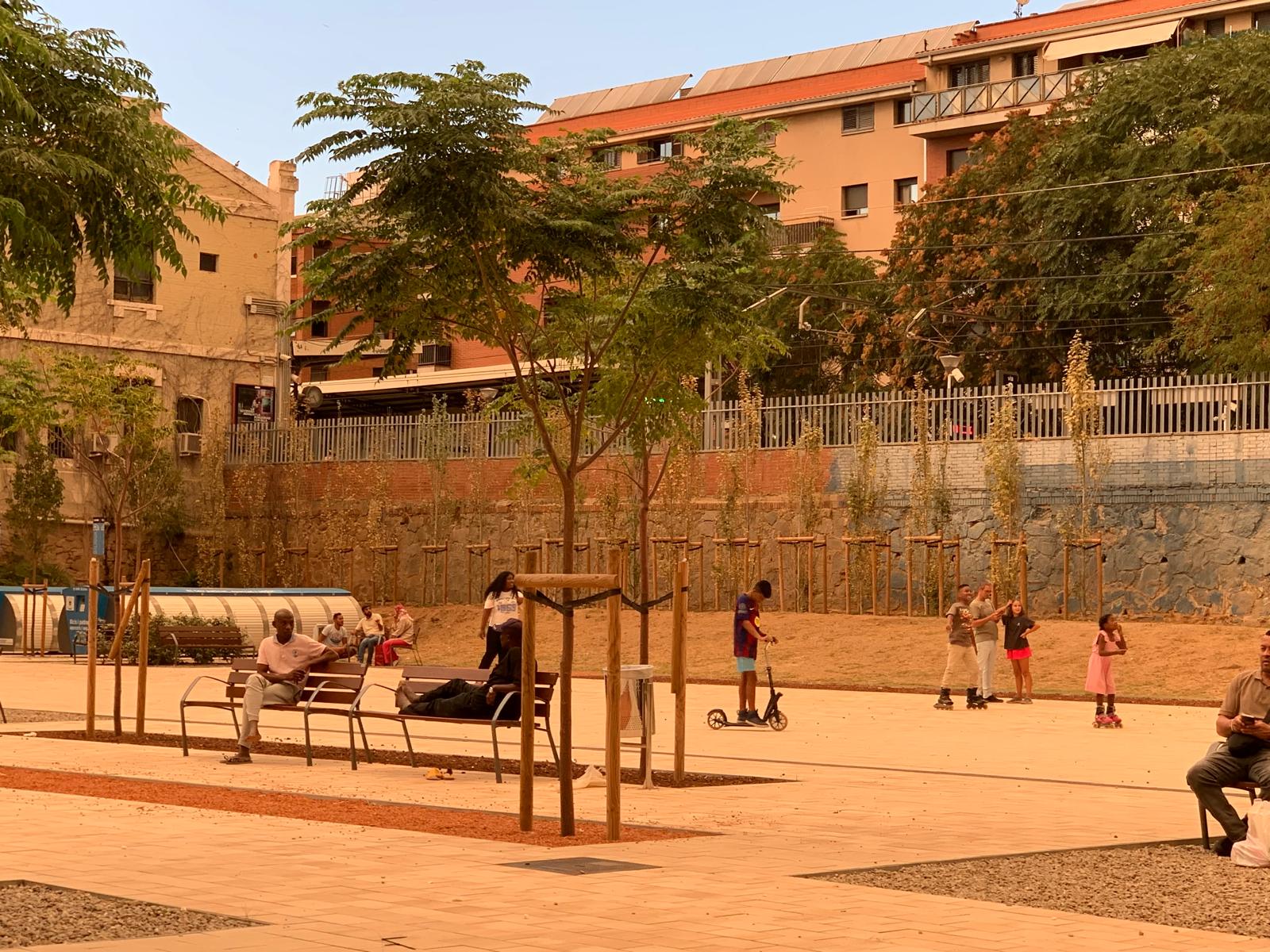 Veïns passegen i juguen pels nous espais oberts de Santa Teresa. FOTO: Judit Josa