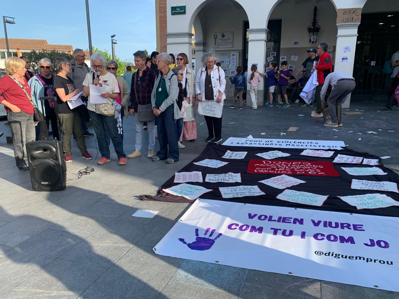 Concentració de Diguem Prou davant l'Ajuntament, el 30 d'abril. FOTO: Judit Josa