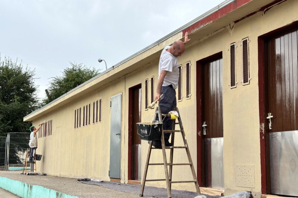 Dos operaris pinten aquest estiu els vestuaris de l'escola Xarau. FOTO: Ajuntament de Cerdanyola