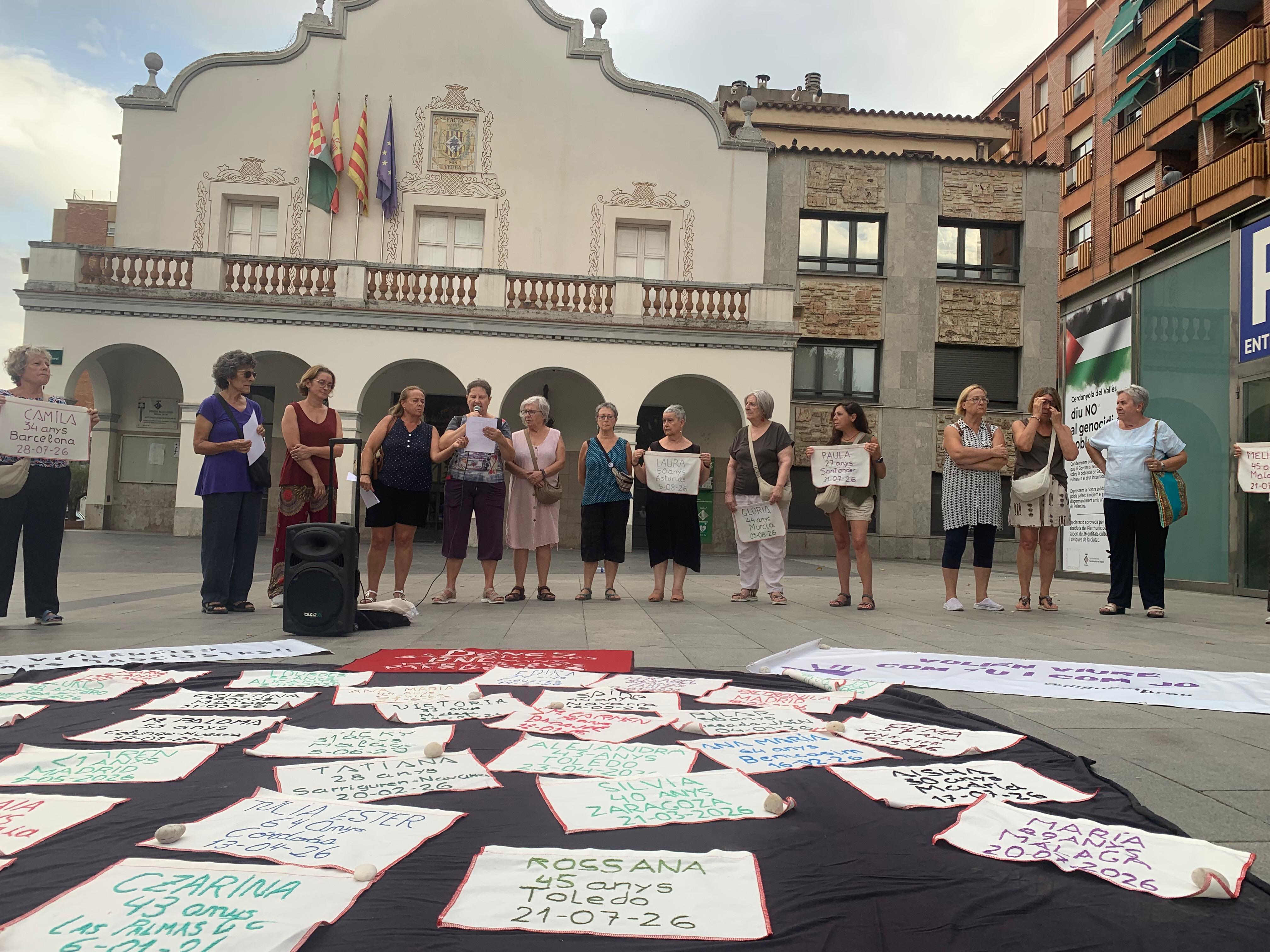 Els noms de les dones assassinades van tornar a ocupar la plaça de Francesc Layret en la concentració de Diguem Prou. FOTO: Judit Josa