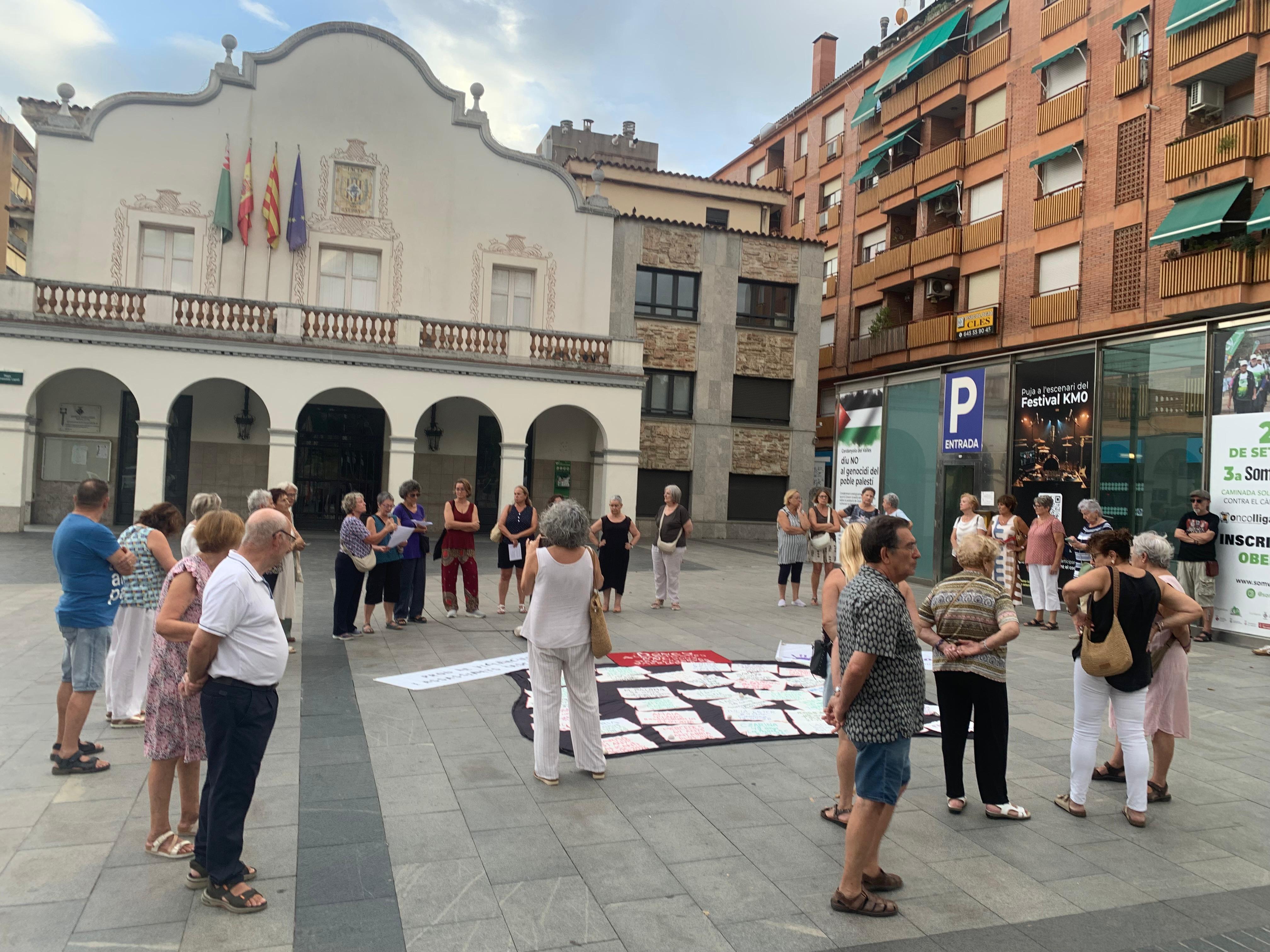 Una quarantena de persones van participar en la concentració davant de l'Ajuntament. FOTO: Judit Josa