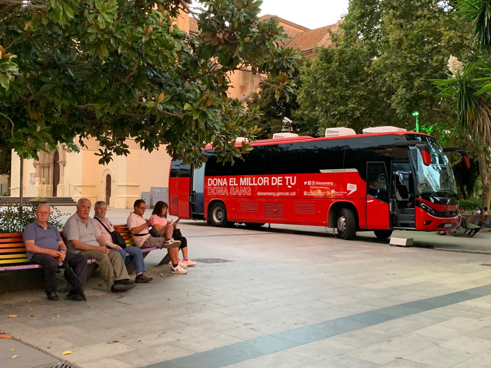 Unitat mòbil del Banc de Sang i Teixits a la plaça Abat Oliba aquest agost. Foto: Judit Josa
