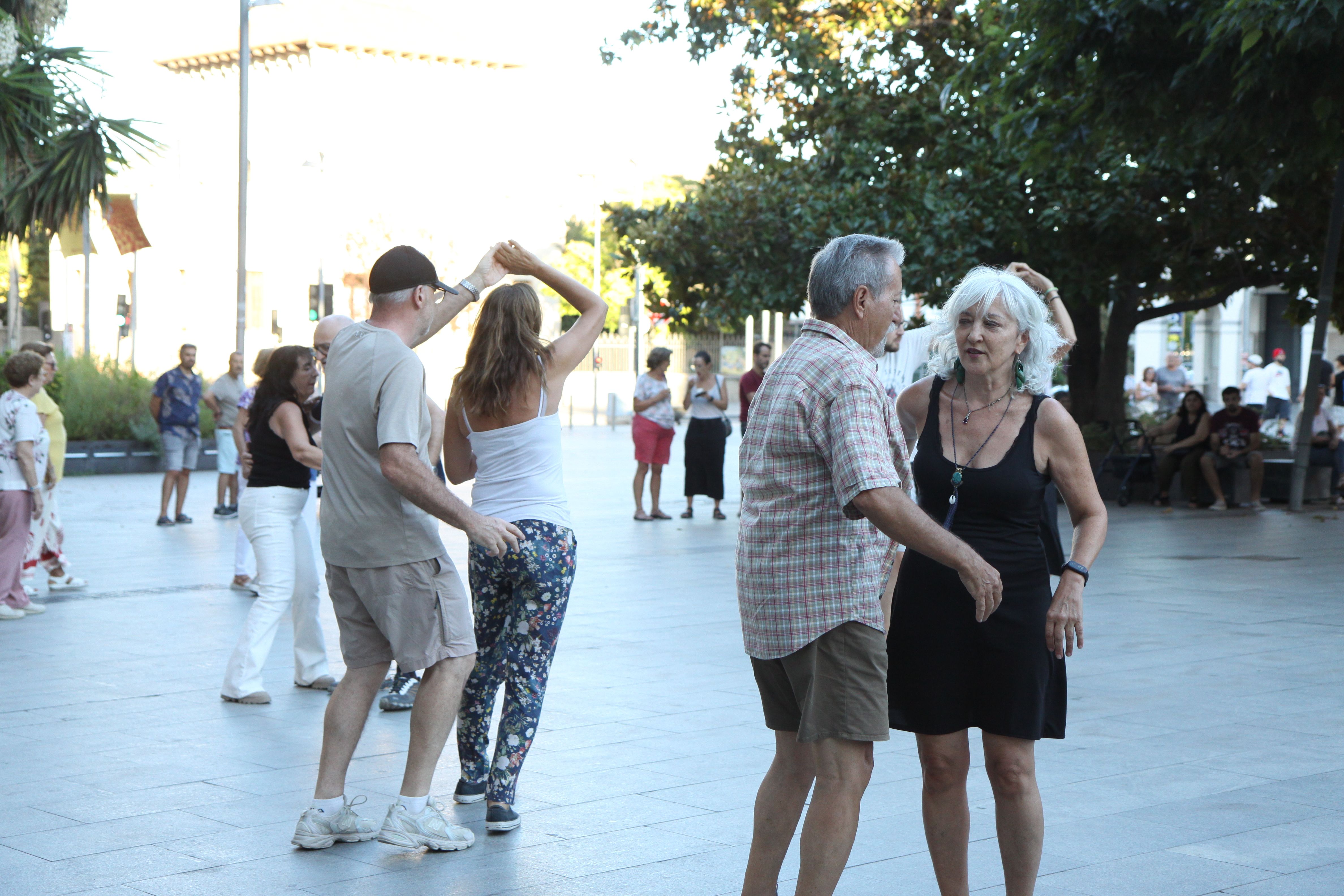Parelles ballant durant la sessió. Foto: Laia Jubany