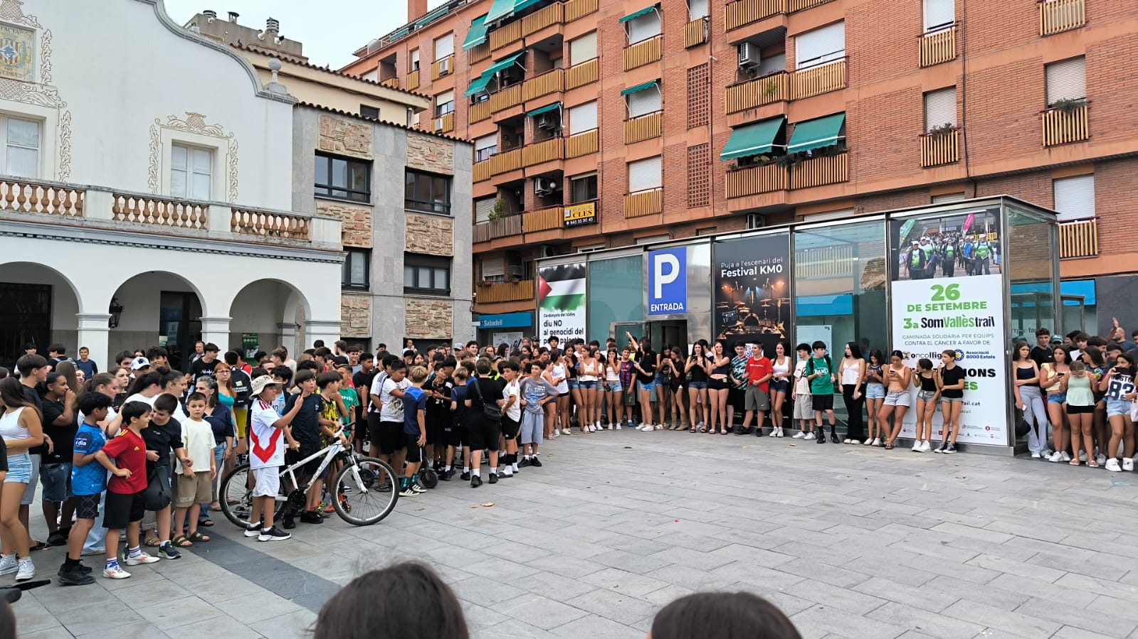 Uns 500 joves omplen la plaça de Francesc Layret. FOTO: Cedida