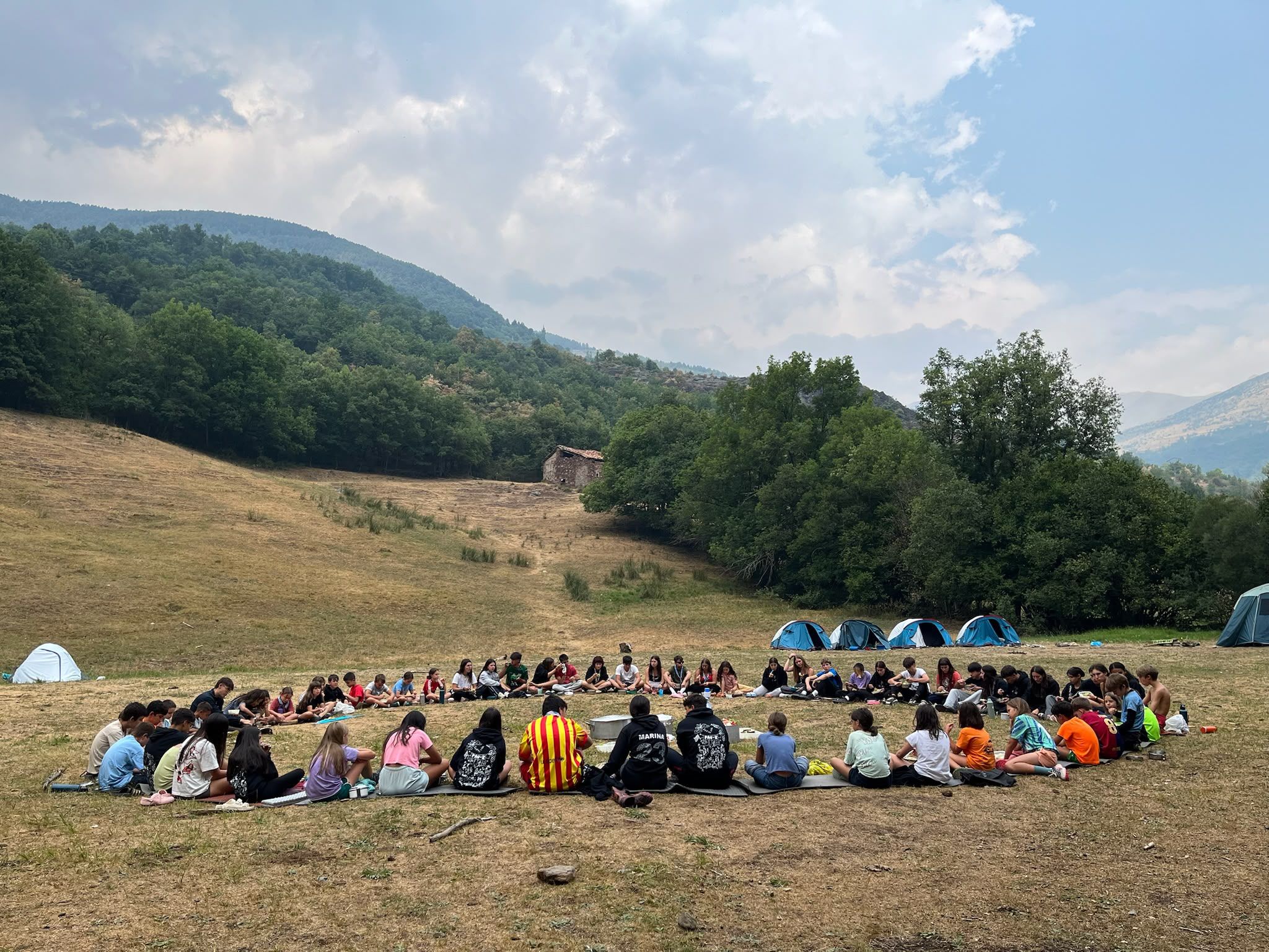 L'Agrupament Pau Casals en rotllana durant els seus campaments. Foto: Cedida