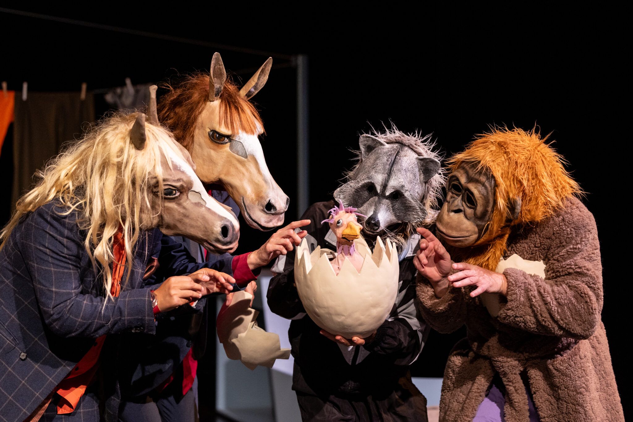 Una escena de Komunumo, teatre físic amb màscares d’animals. FOTO: Eléctrico28