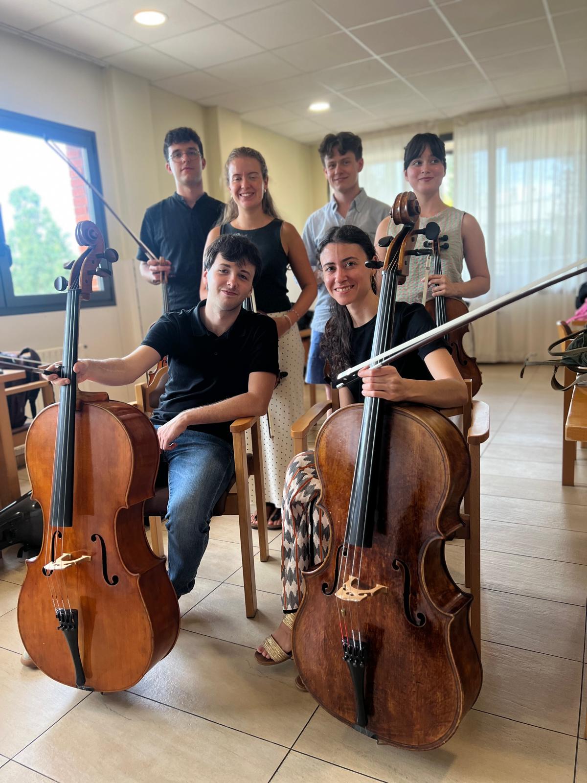 El Sextet Con Anima, amb Harry Kneeshaw i Maria Reinon (violí), Sofia Jiménez i Pol Altimira (viola), Jorge Sierra i Mariona Camats (violoncel), després del seu debut a CIMS Bellaterra. FOTO: Judit Josa