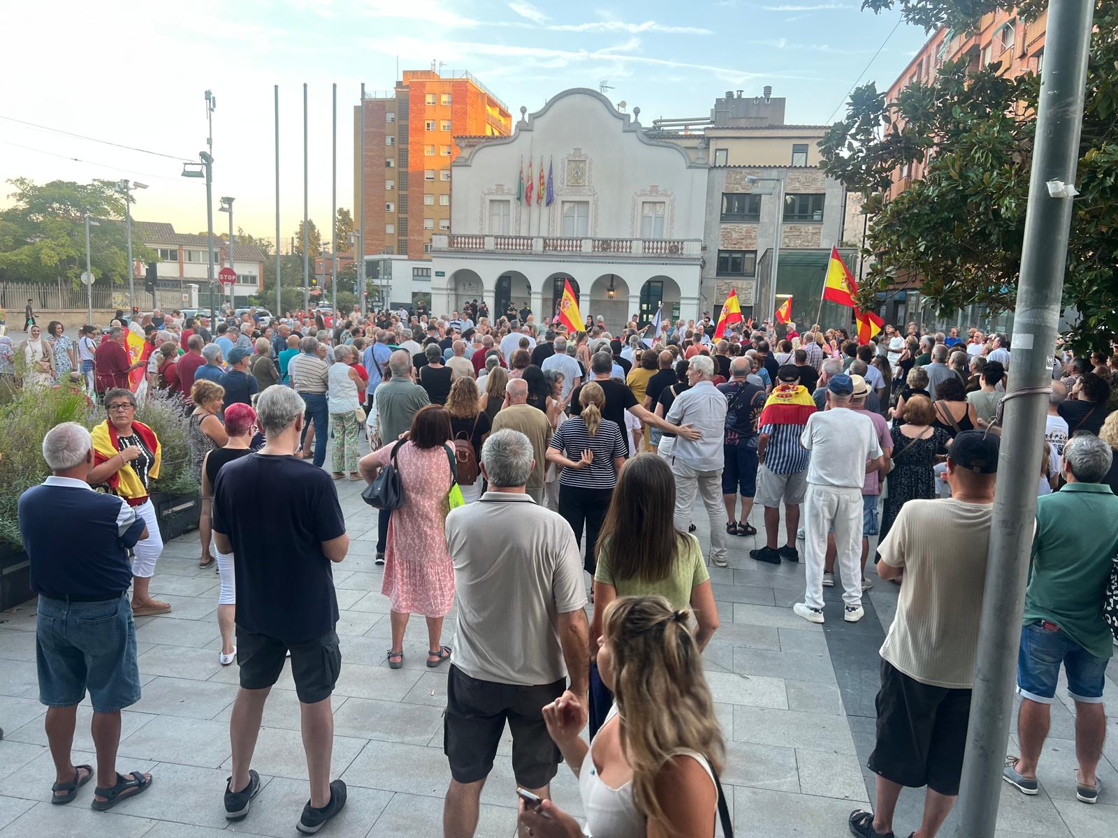 Centenars de persones s'han concentrat davant l'Ajuntament en suport a Ceuta. FOTO: Judit Josa
