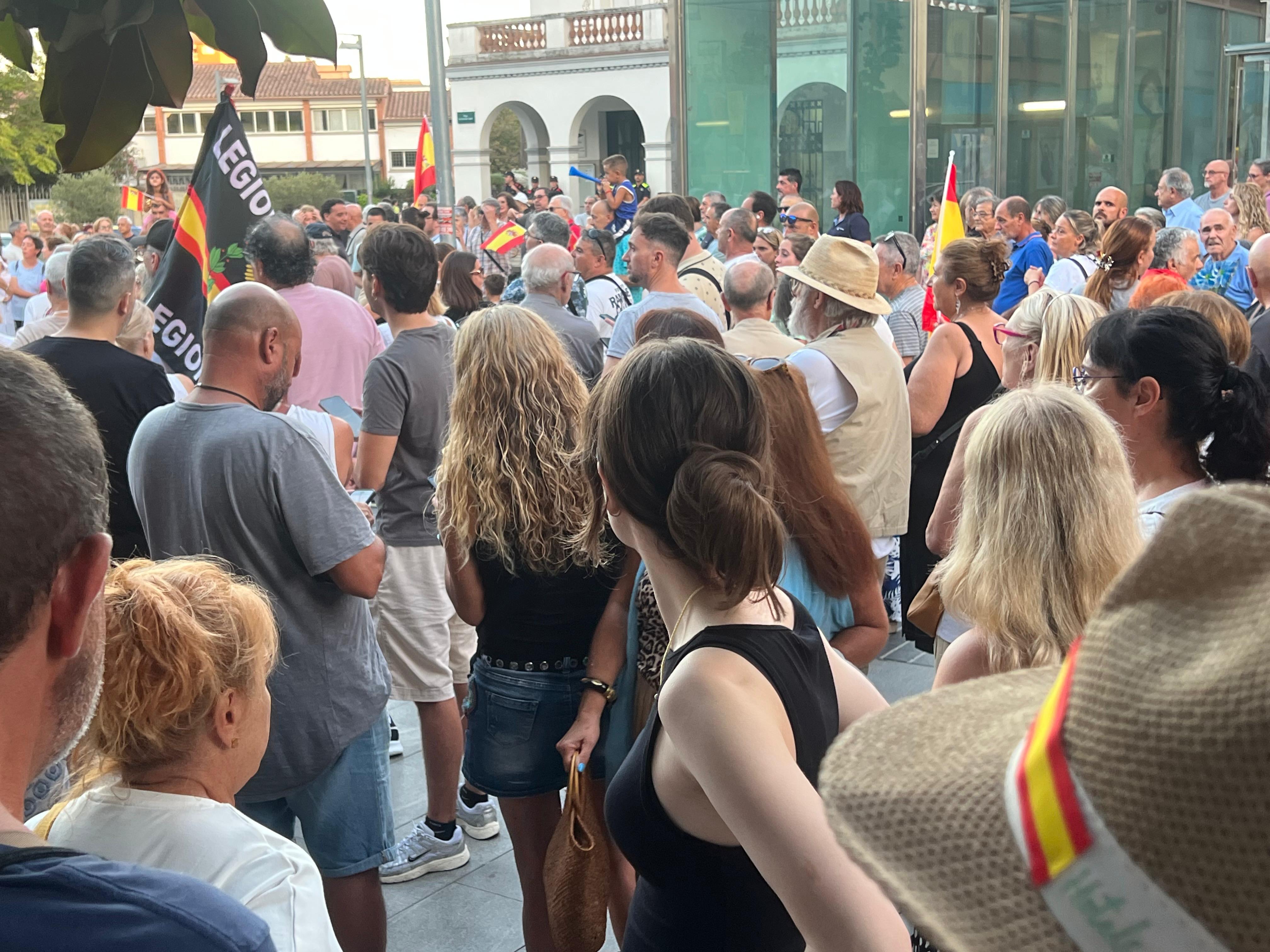 Un barret amb els colors d'Espanya, entre els símbols presents a la concentració, juntament amb la bandera «Legionarios a la lucha». FOTO: Judit Josa