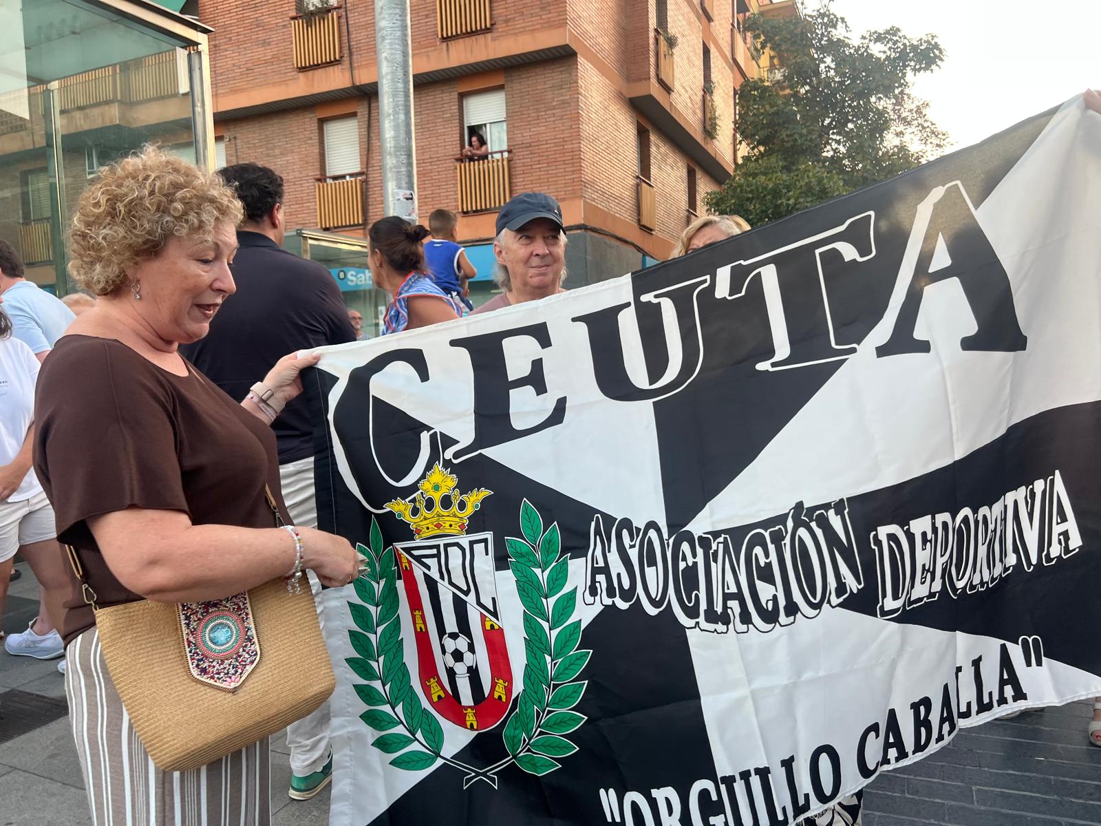 Una veïna de Cerdanyola d'origen ceutí mostra la bandera de l'AD Ceuta amb el lema «Orgullo Caballa». FOTO: Judit Josa