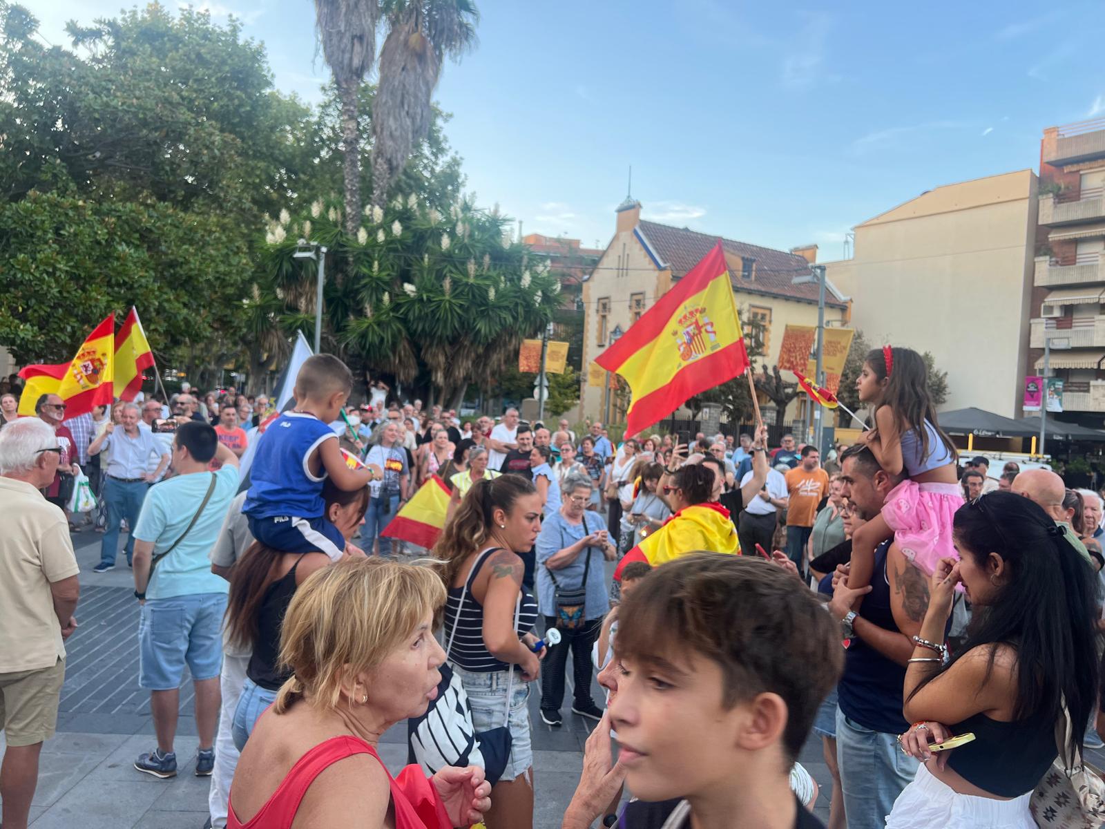 Banderes d'Espanya han omplert la plaça d'Abat Oliba durant la concentració. FOTO: Judit Josa