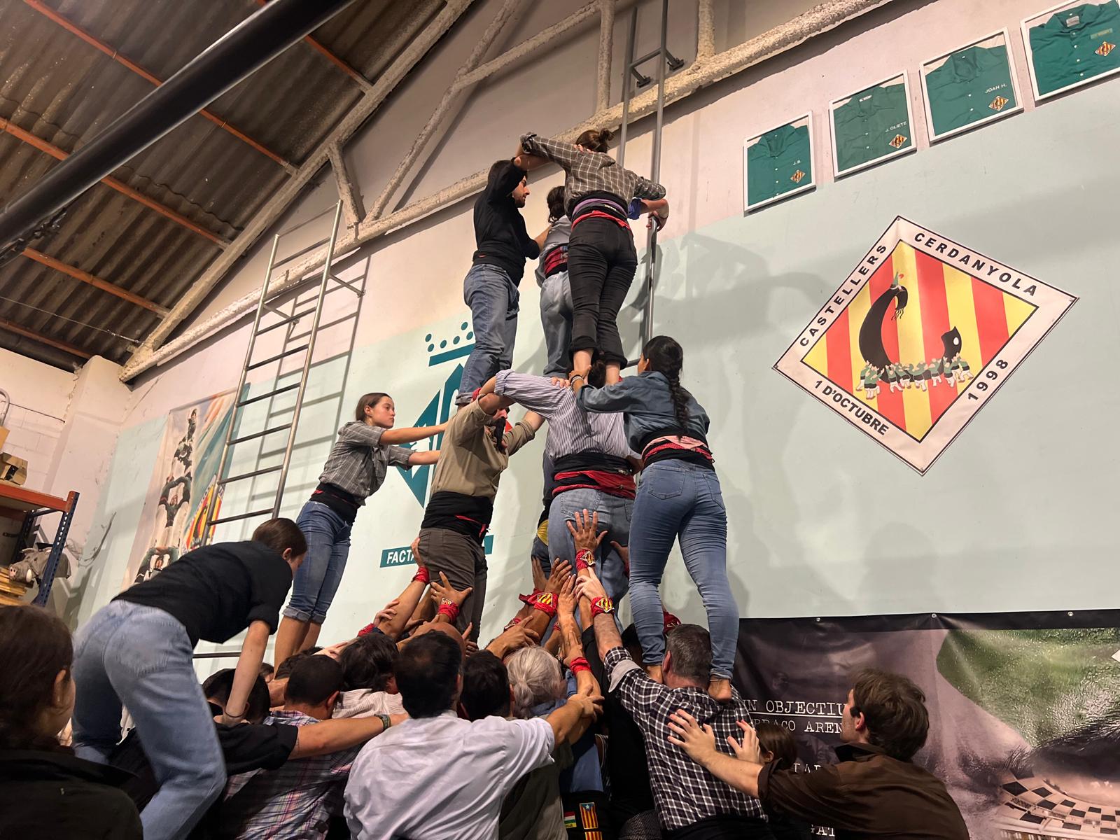 Els Castellers de Cerdanyola fan proves de cara al Concurs aquest dimecres, durant el primer assaig de la temporada. FOTO: Judit Josa