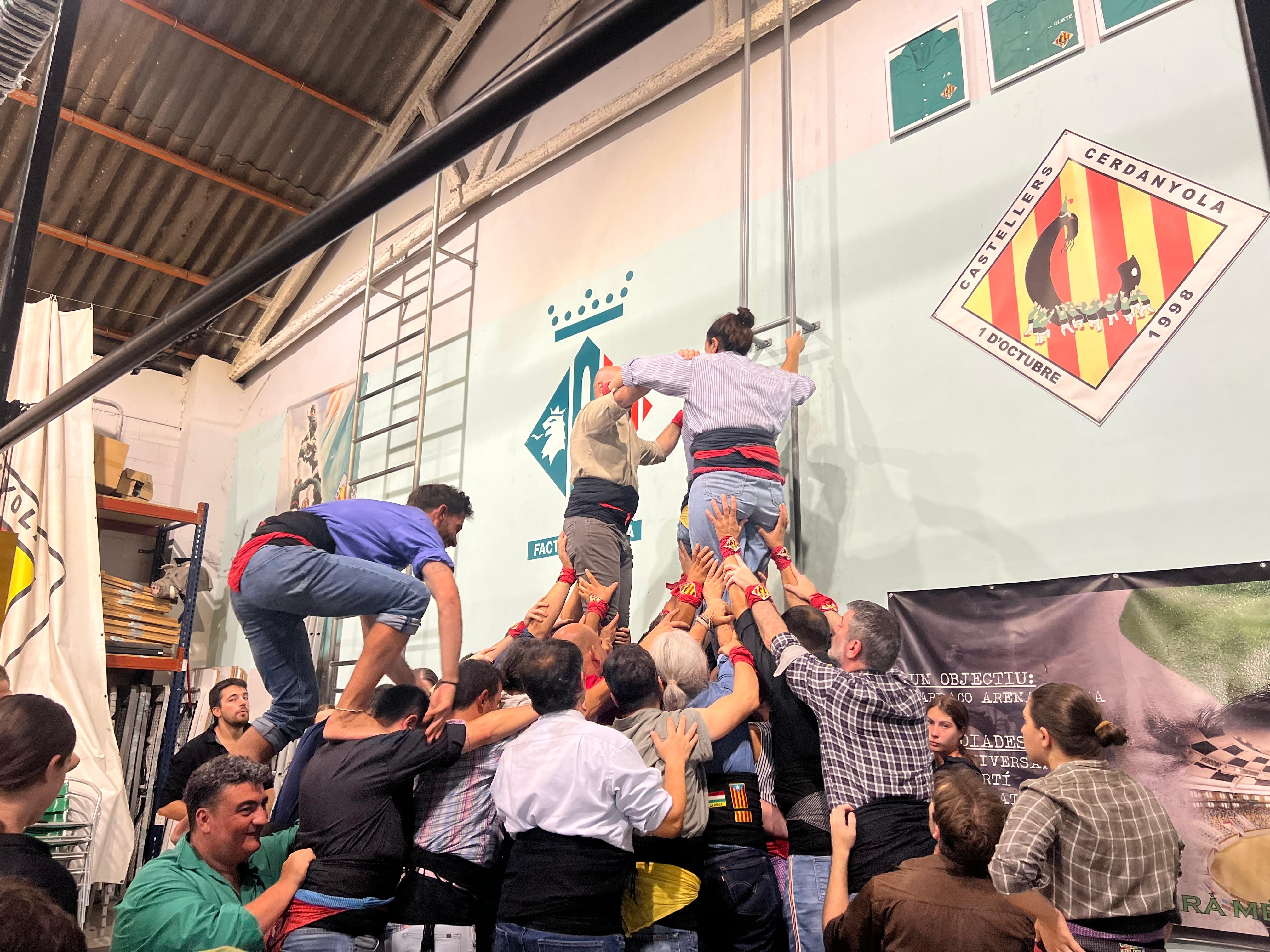 Els Castellers de Cerdanyola tornen a aixecar castells en el primer assaig després de l’aturada d’estiu. FOTO: Judit Josa