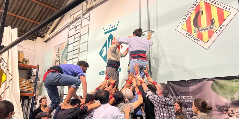 Els Castellers de Cerdanyola tornen a aixecar castells en el primer assaig després de l’aturada d’estiu. FOTO: Judit Josa