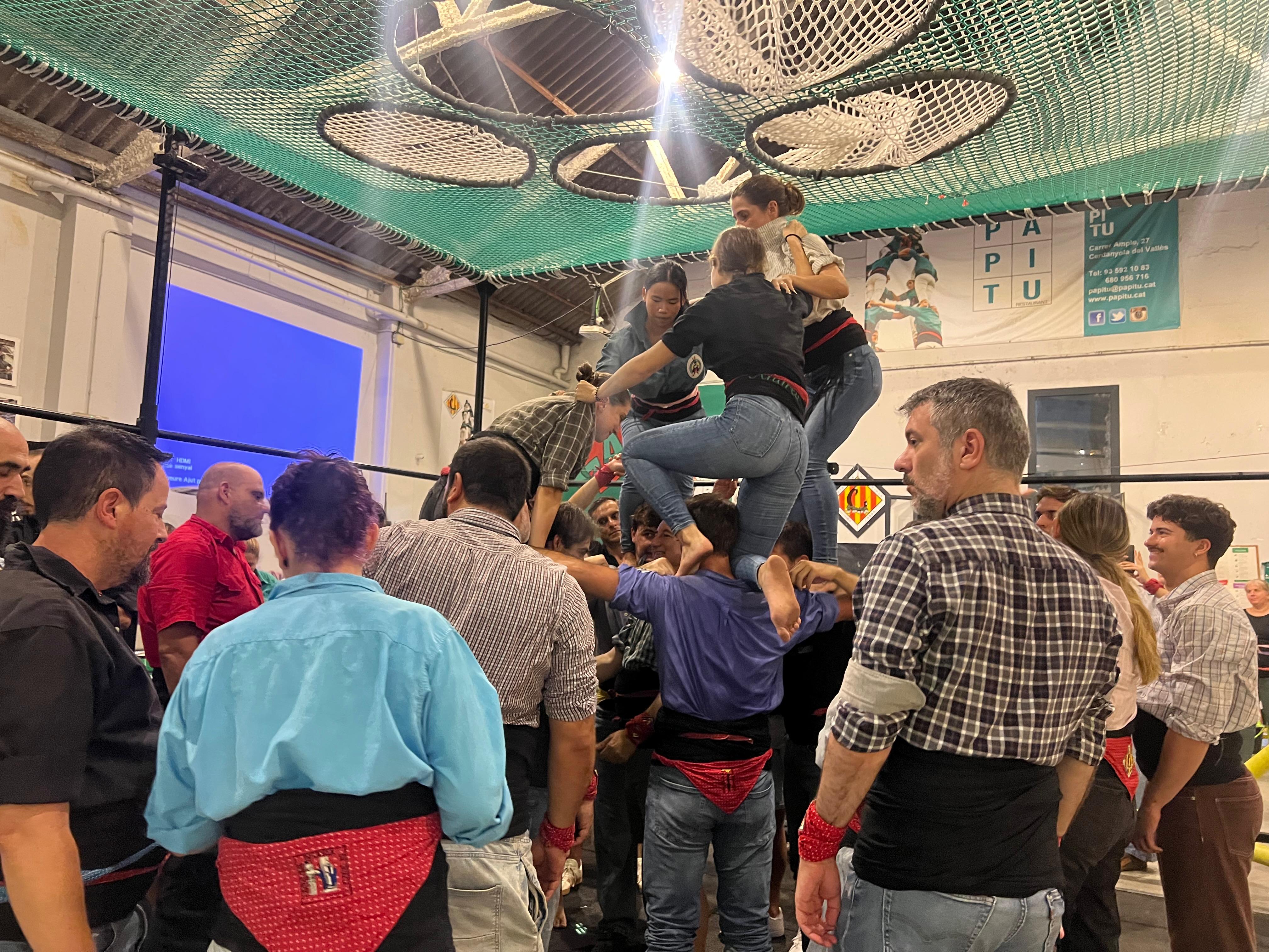 La colla comença les primeres proves sota la xarxa d’assaig. FOTO: Judit Josa